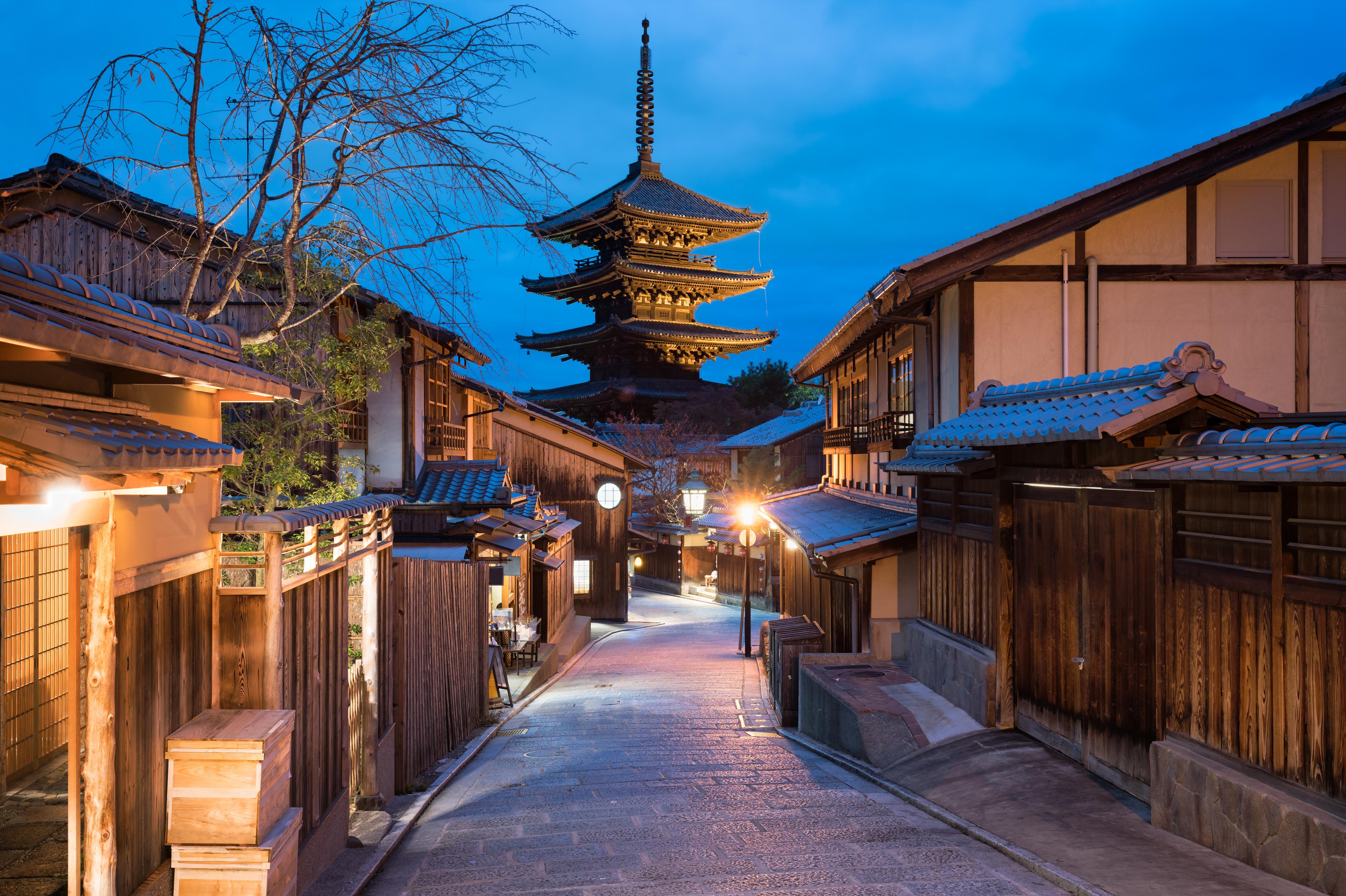 Duschrückwand-Yasaka-Pagode bei Nacht in Kyoto