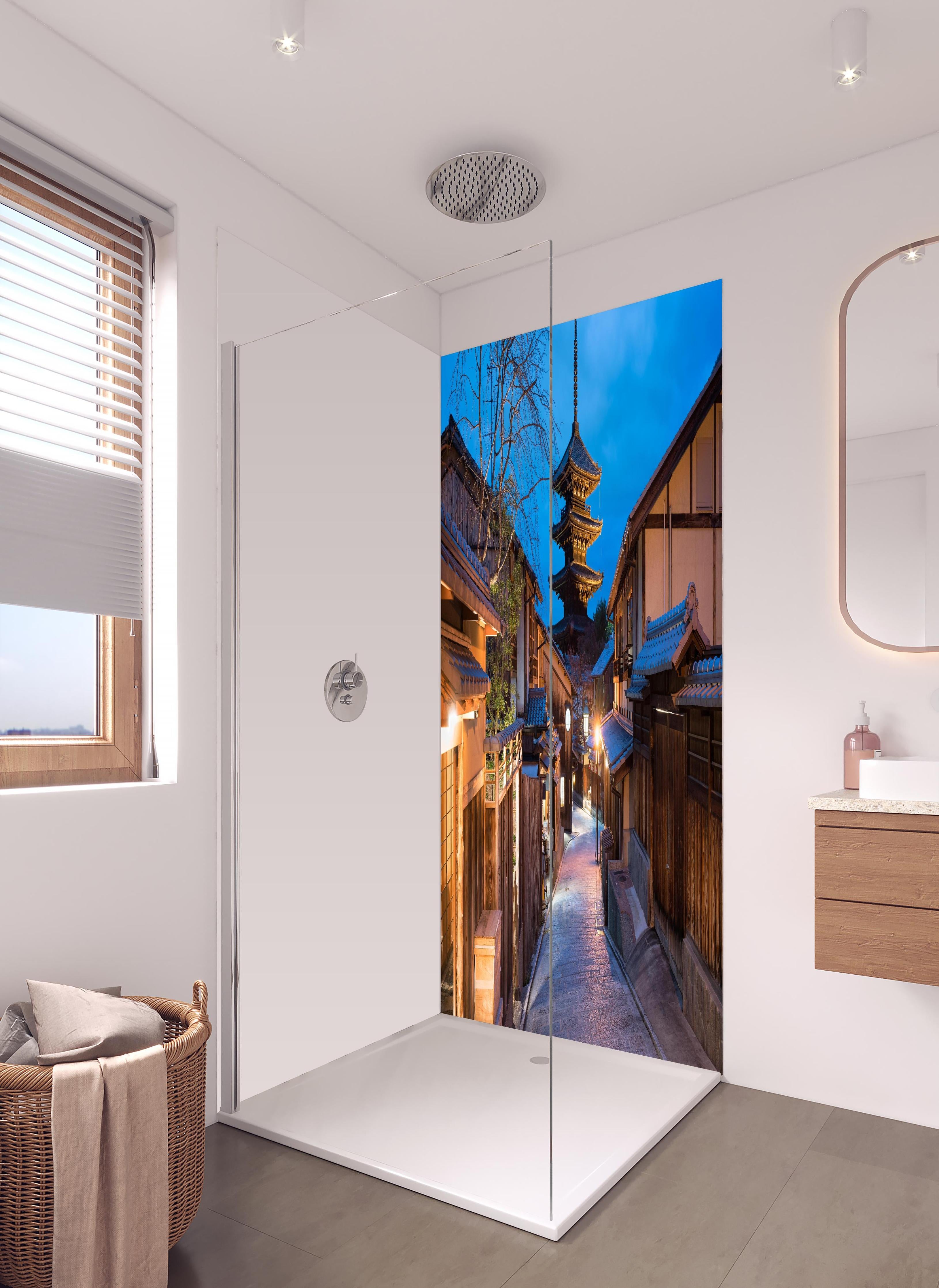 Duschrückwand - Yasaka-Pagode bei Nacht in Kyoto in hellem Badezimmer mit Regenduschkopf - zweiteilige Eck-Duschrückwand