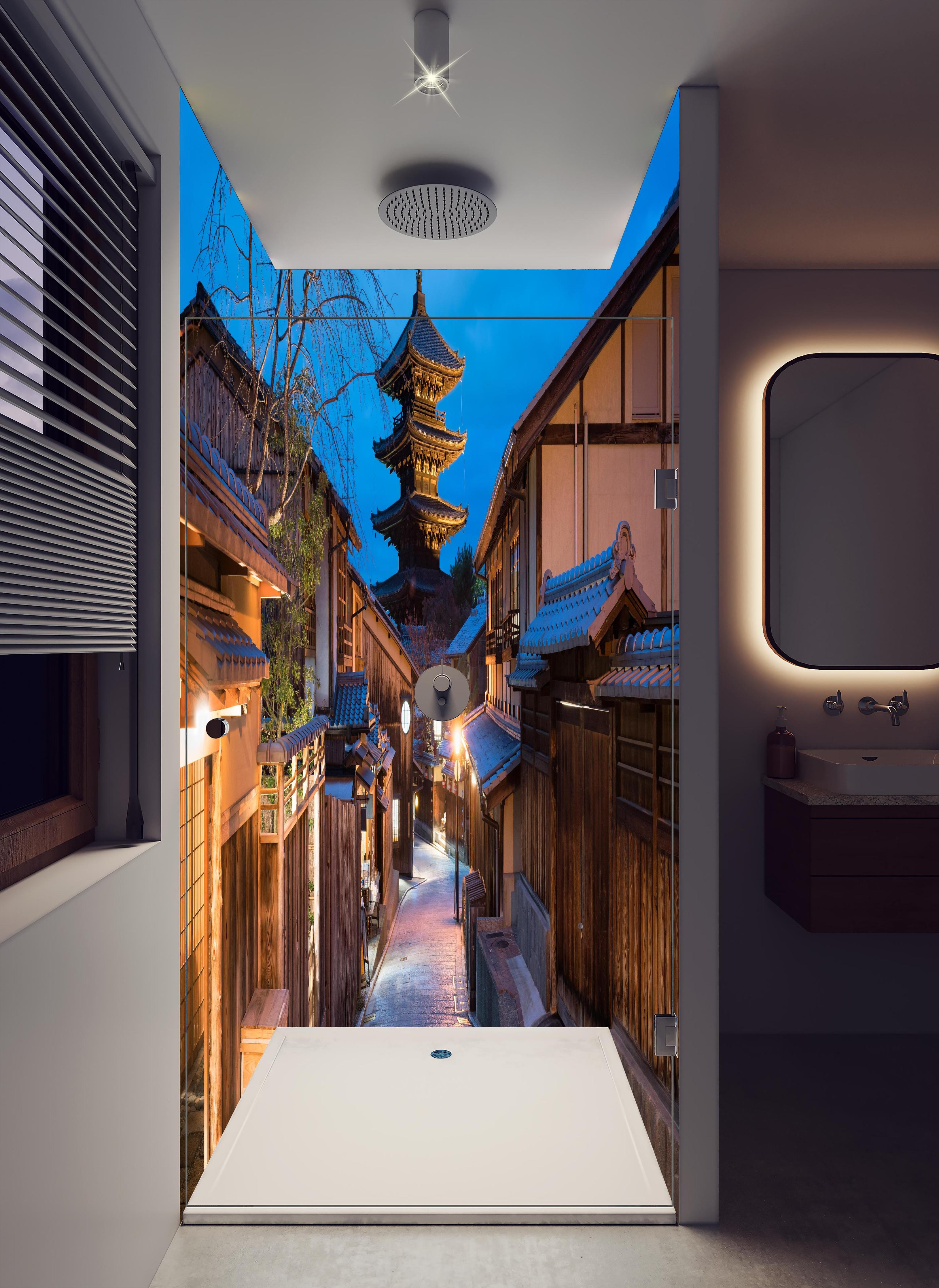 Duschrückwand - Yasaka-Pagode bei Nacht in Kyoto in hellem Badezimmer mit Regenduschkopf - zweiteilige Eck-Duschrückwand