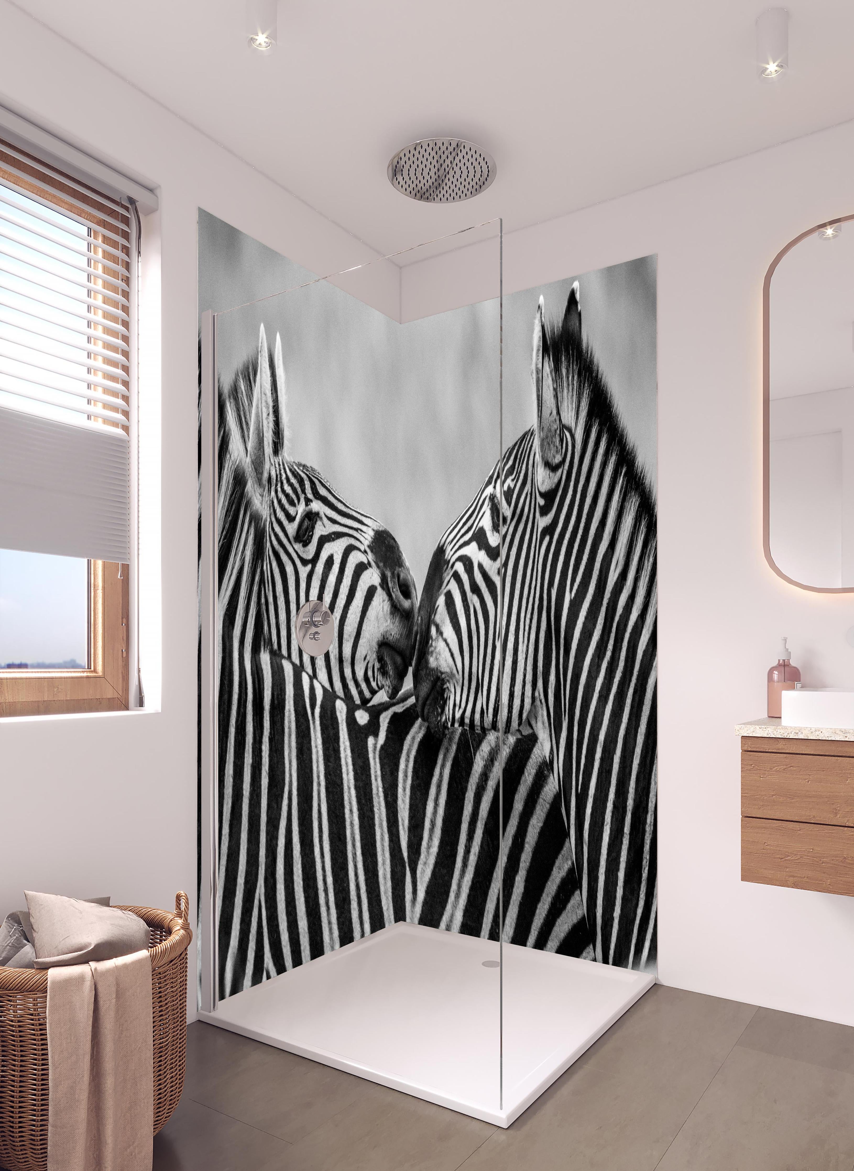 Duschrückwand - Zebras - Schwarz-weiß in hellem Badezimmer mit Regenduschkopf - zweiteilige Eck-Duschrückwand