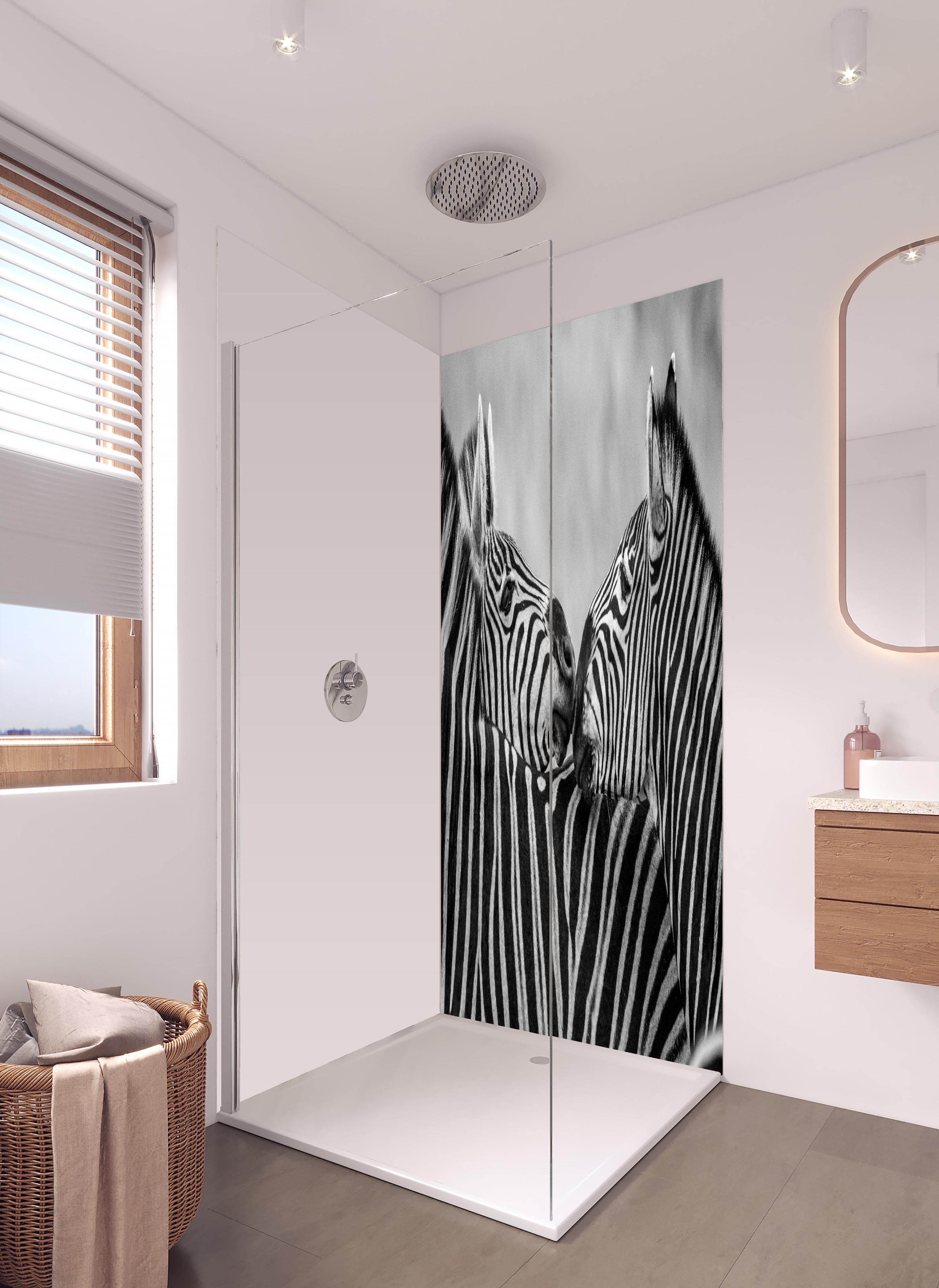 Duschrückwand - Zebras - Schwarz-weiß in hellem Badezimmer mit Regenduschkopf - zweiteilige Eck-Duschrückwand