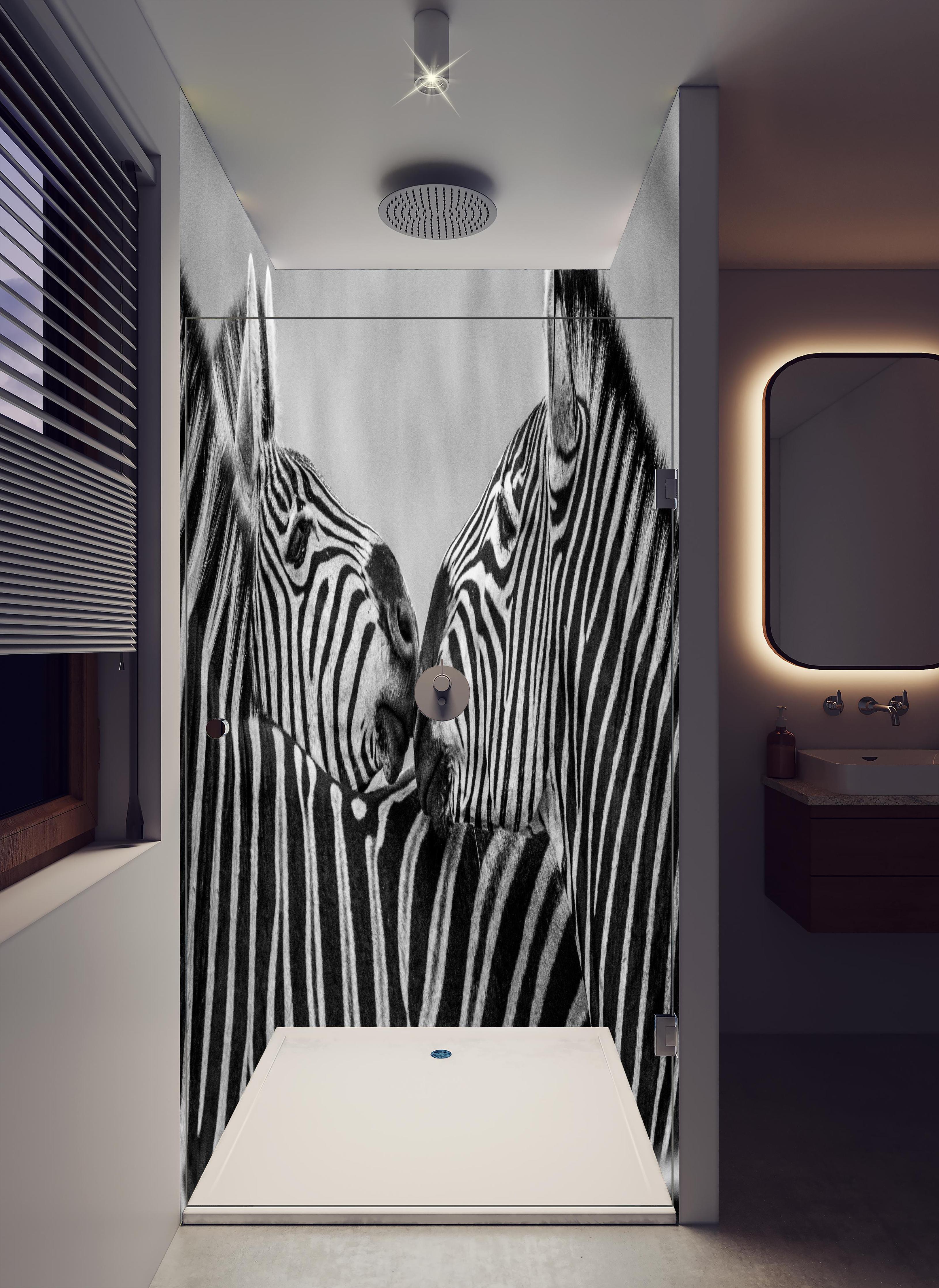 Duschrückwand - Zebras - Schwarz-weiß in hellem Badezimmer mit Regenduschkopf - zweiteilige Eck-Duschrückwand