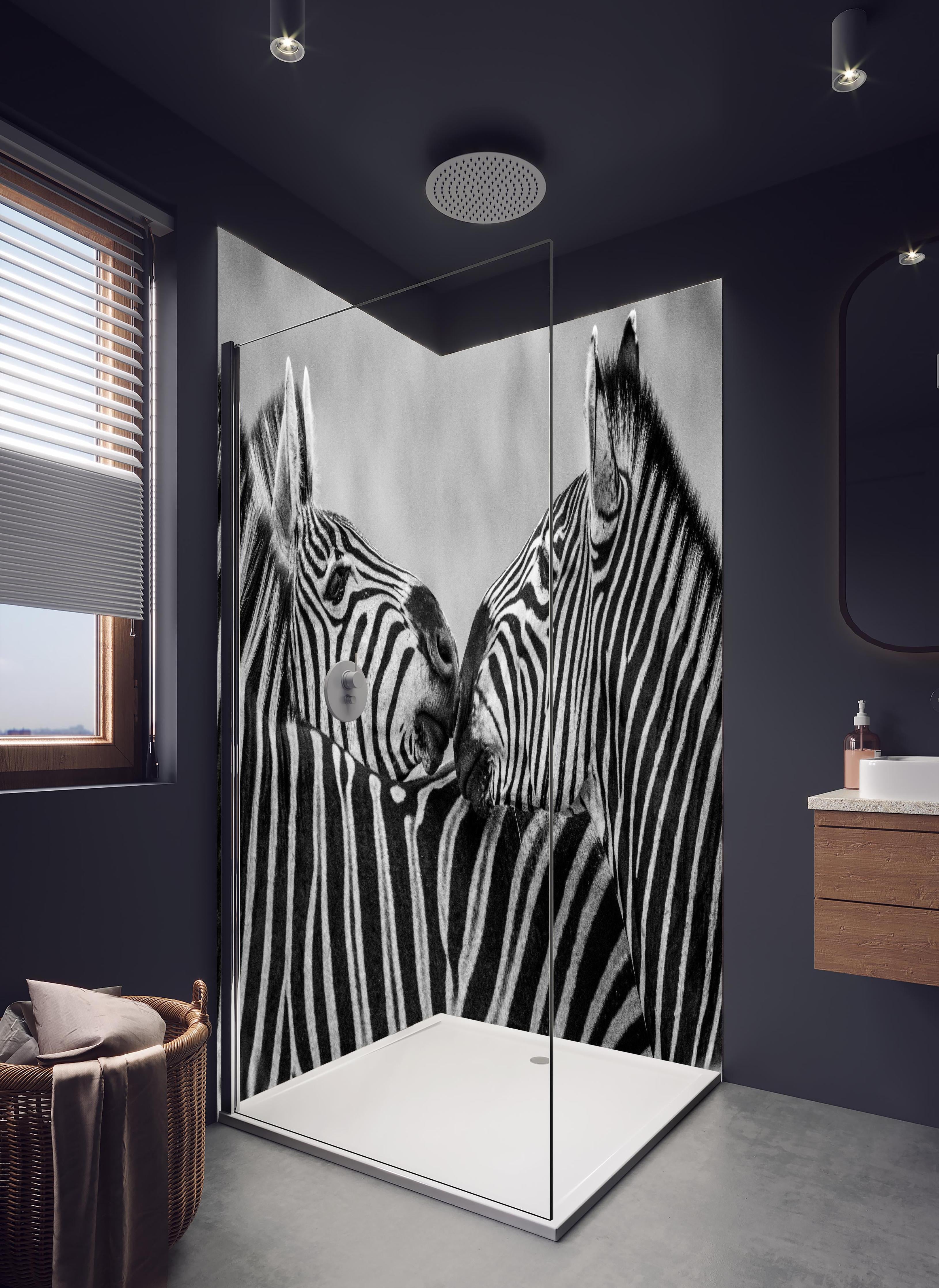 Duschrückwand - Zebras - Schwarz-weiß in hellem Badezimmer mit Regenduschkopf - zweiteilige Eck-Duschrückwand