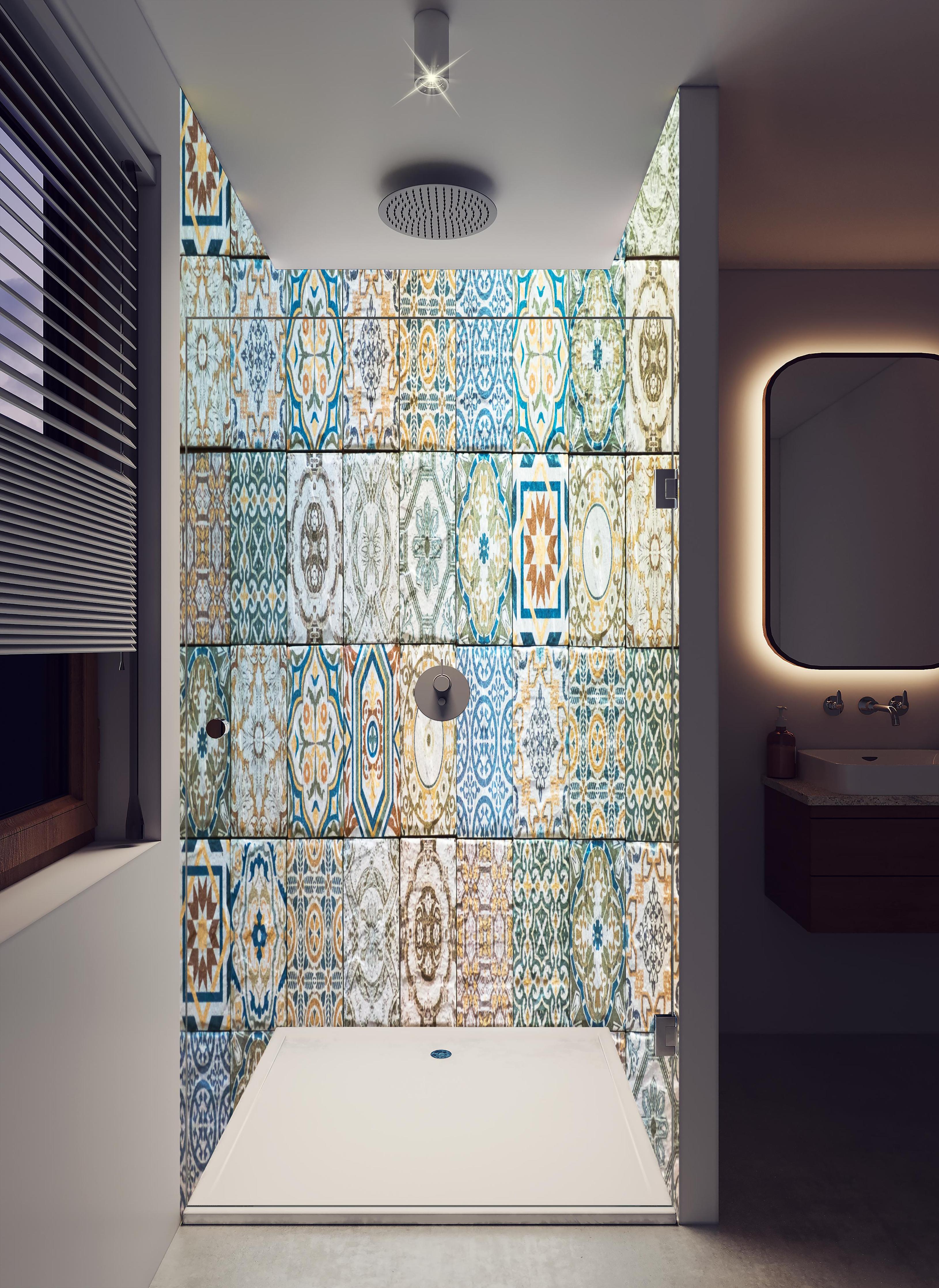 Duschrückwand - buntes Mosaik im spanischen Stil in hellem Badezimmer mit Regenduschkopf - zweiteilige Eck-Duschrückwand