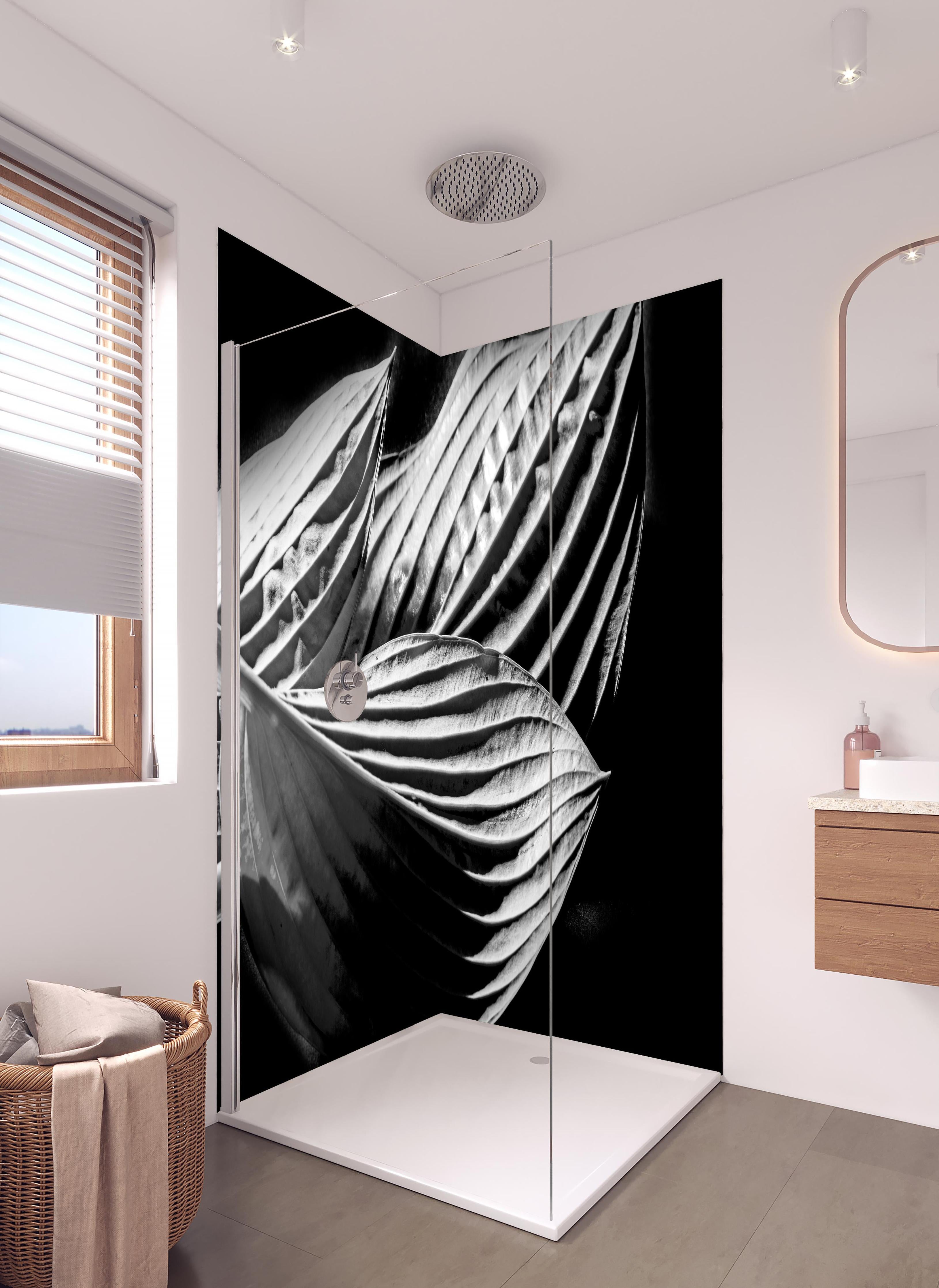 Duschrückwand - drei Blätter auf dunklem Hintergrund in hellem Badezimmer mit Regenduschkopf - zweiteilige Eck-Duschrückwand