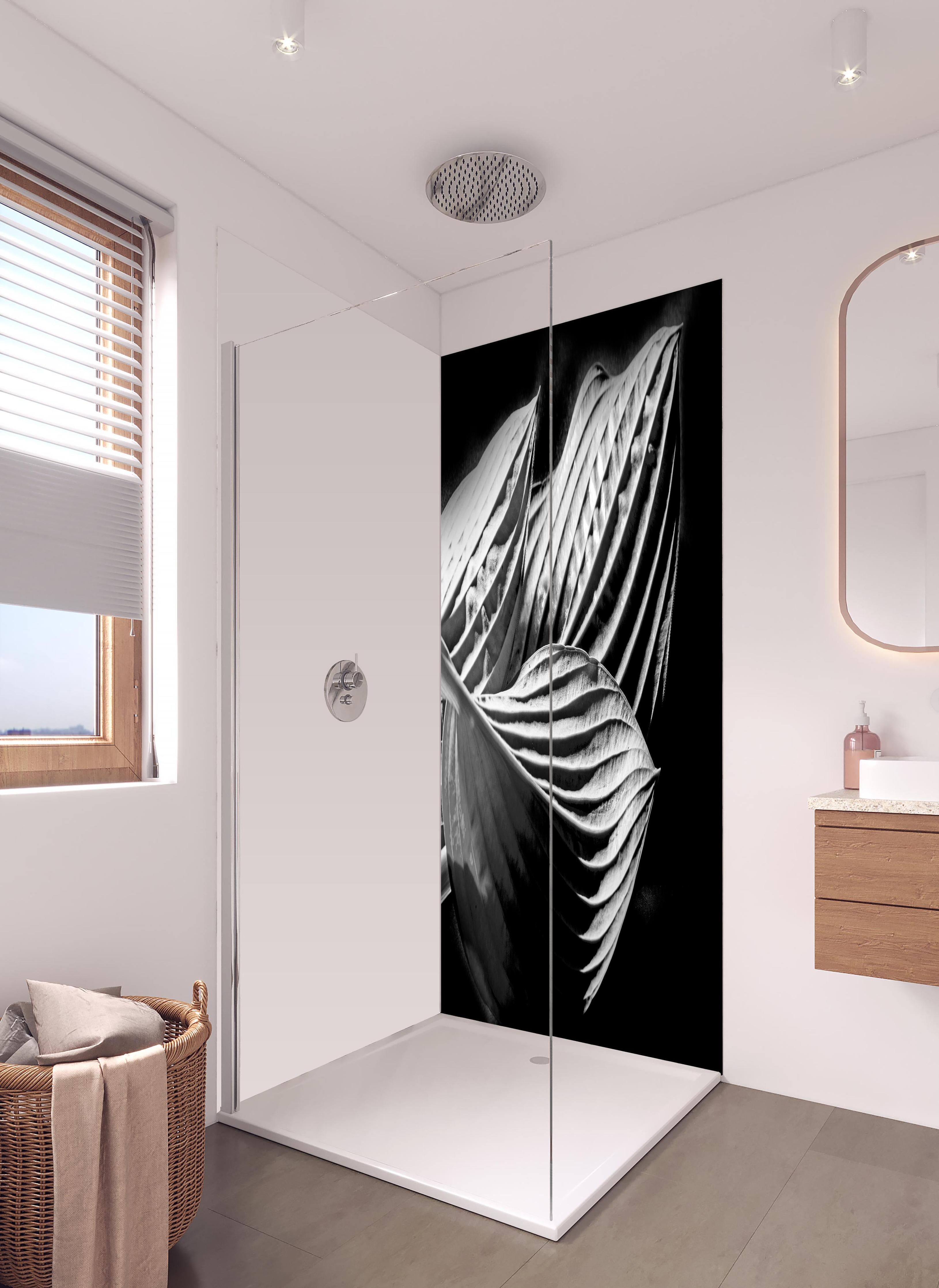 Duschrückwand - drei Blätter auf dunklem Hintergrund in hellem Badezimmer mit Regenduschkopf - zweiteilige Eck-Duschrückwand
