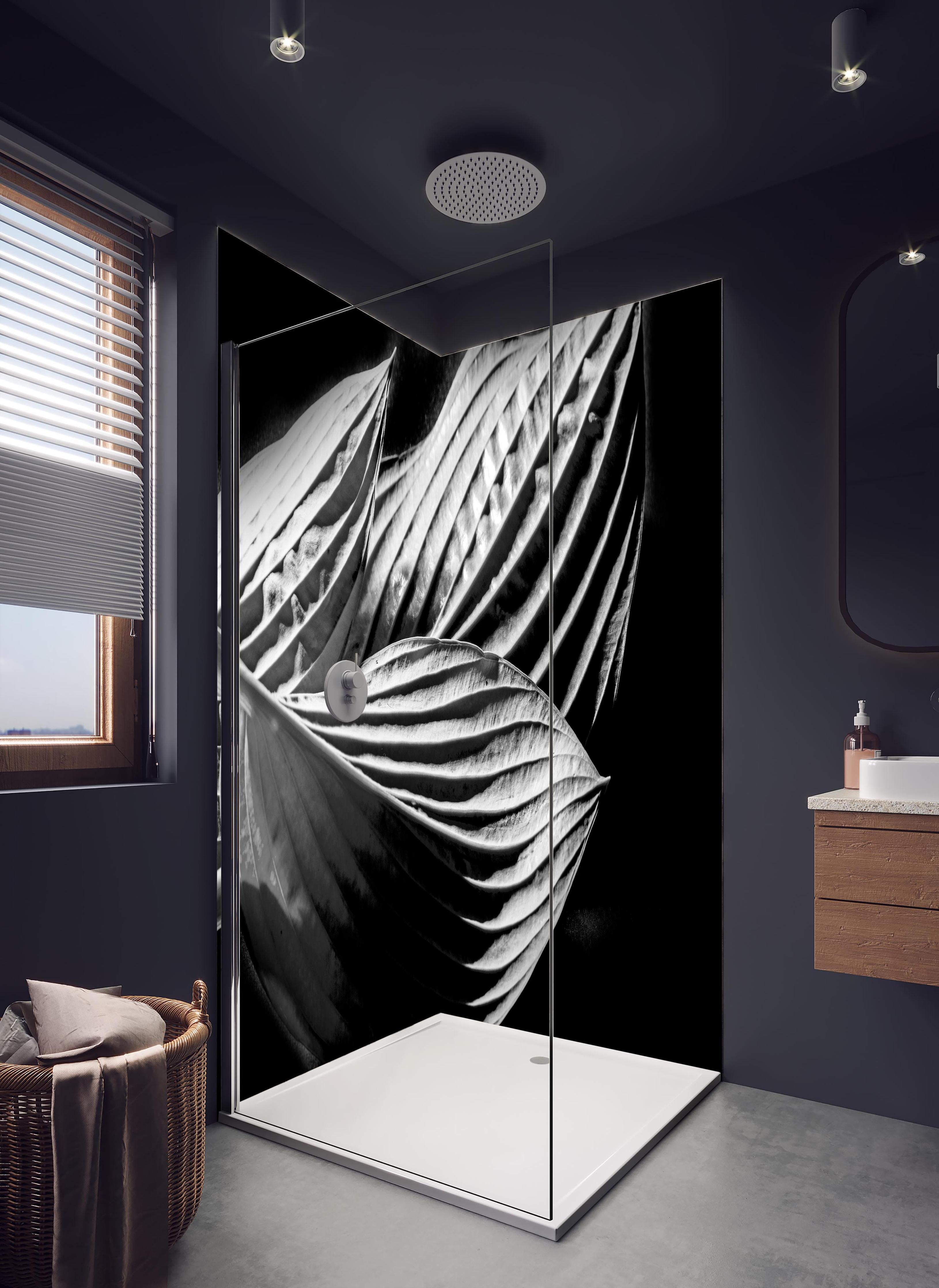 Duschrückwand - drei Blätter auf dunklem Hintergrund in hellem Badezimmer mit Regenduschkopf - zweiteilige Eck-Duschrückwand