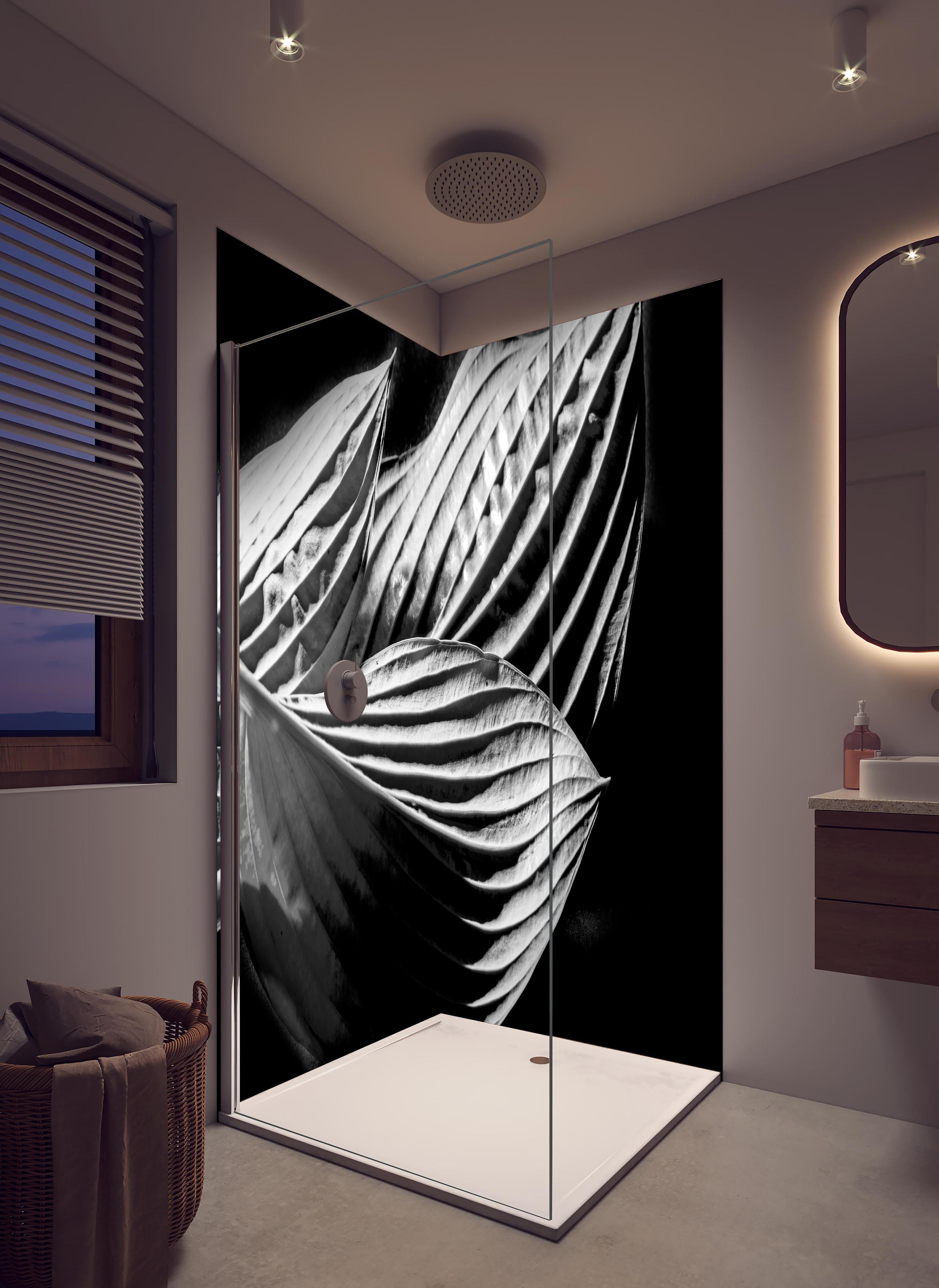 Duschrückwand - drei Blätter auf dunklem Hintergrund in hellem Badezimmer mit Regenduschkopf - zweiteilige Eck-Duschrückwand