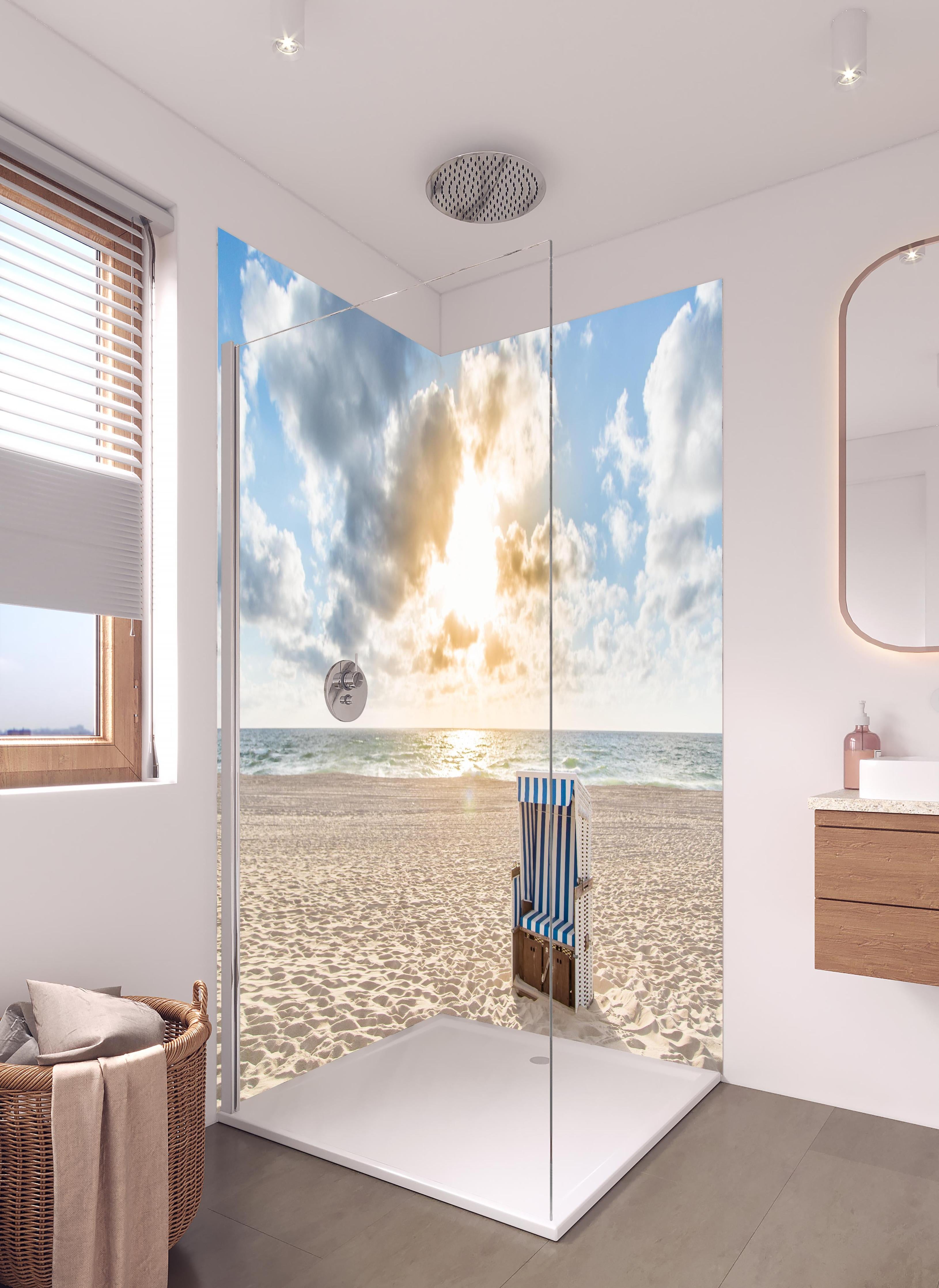 Duschrückwand - einzelner Strandkorb an der Nordsee in hellem Badezimmer mit Regenduschkopf - zweiteilige Eck-Duschrückwand