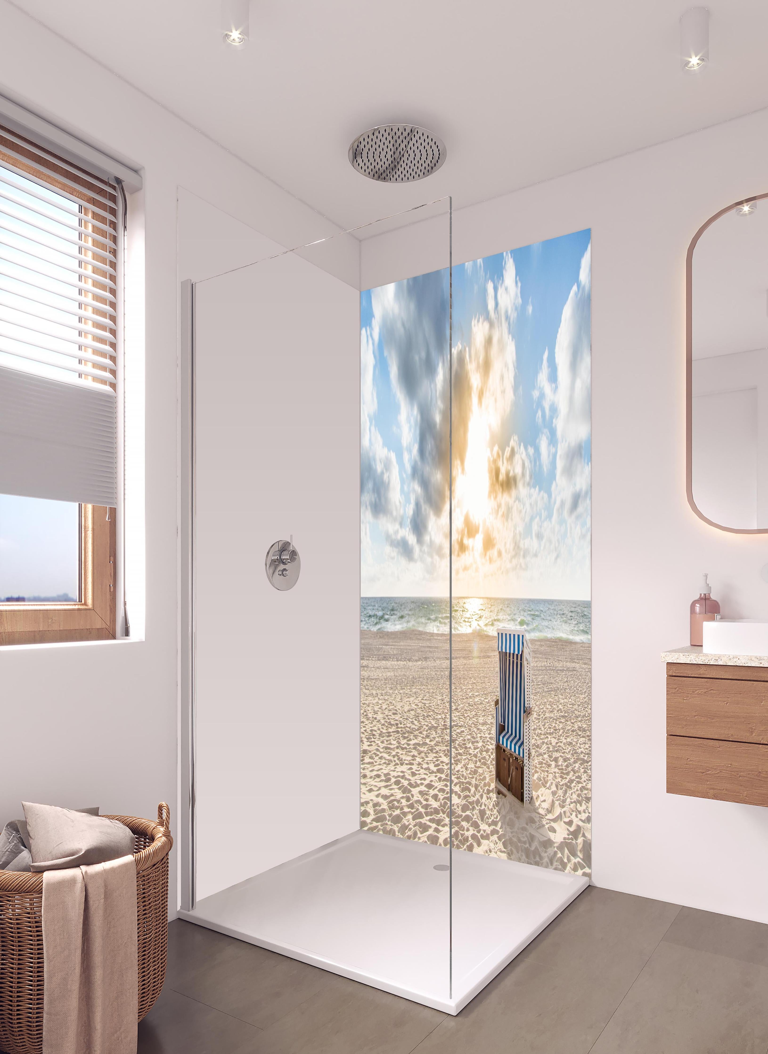 Duschrückwand - einzelner Strandkorb an der Nordsee in hellem Badezimmer mit Regenduschkopf - zweiteilige Eck-Duschrückwand