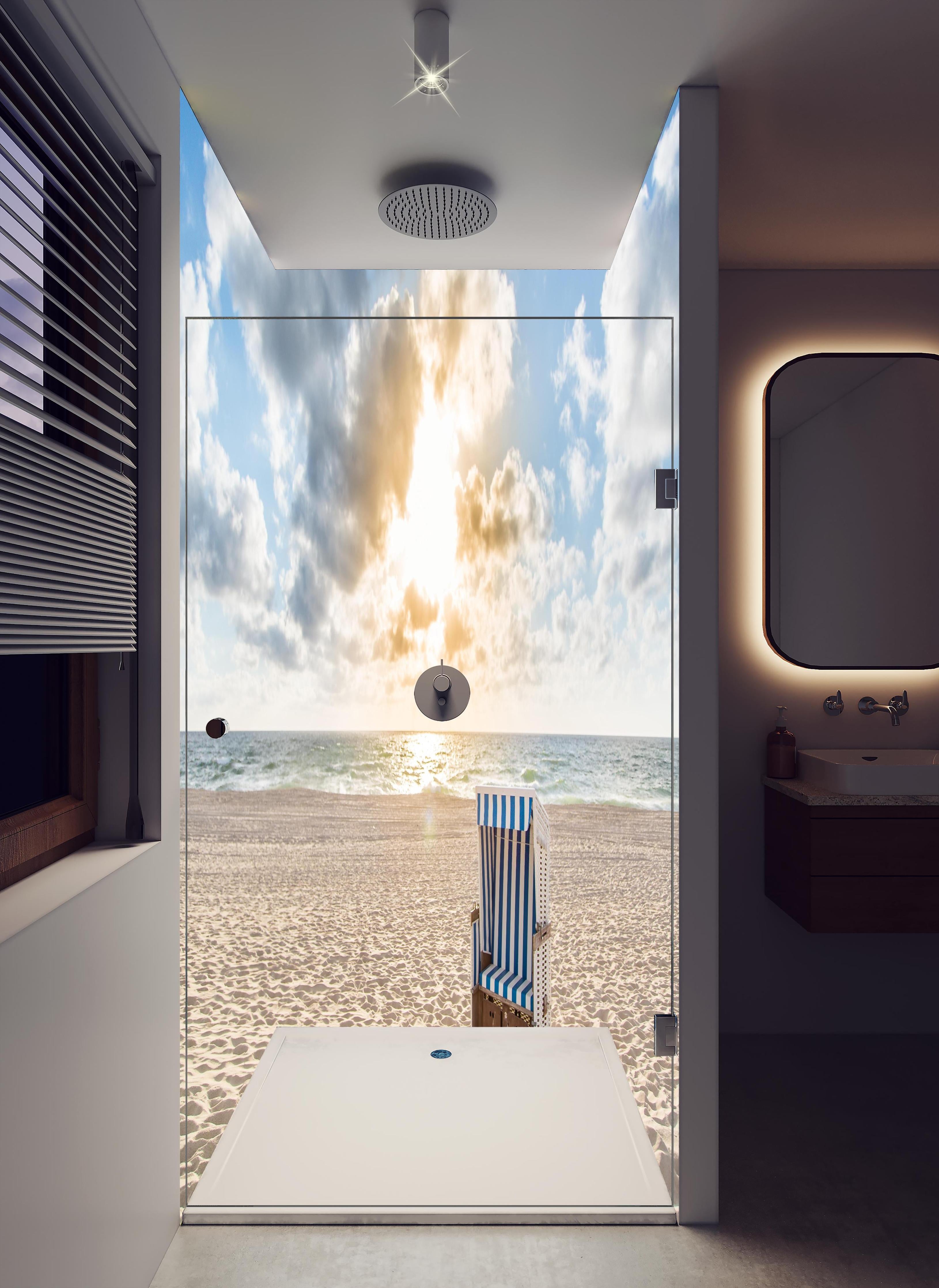 Duschrückwand - einzelner Strandkorb an der Nordsee in hellem Badezimmer mit Regenduschkopf - zweiteilige Eck-Duschrückwand