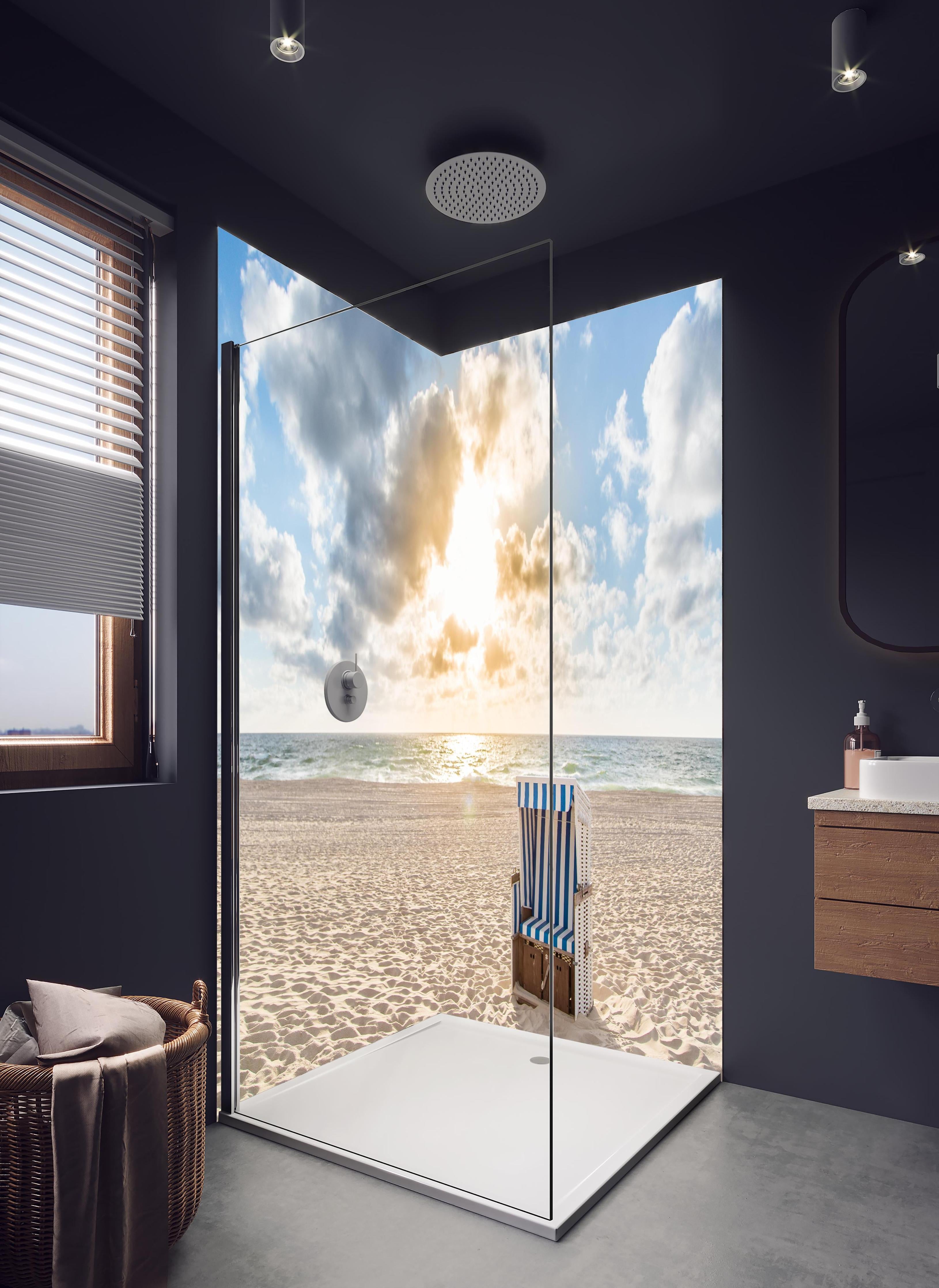 Duschrückwand - einzelner Strandkorb an der Nordsee in hellem Badezimmer mit Regenduschkopf - zweiteilige Eck-Duschrückwand