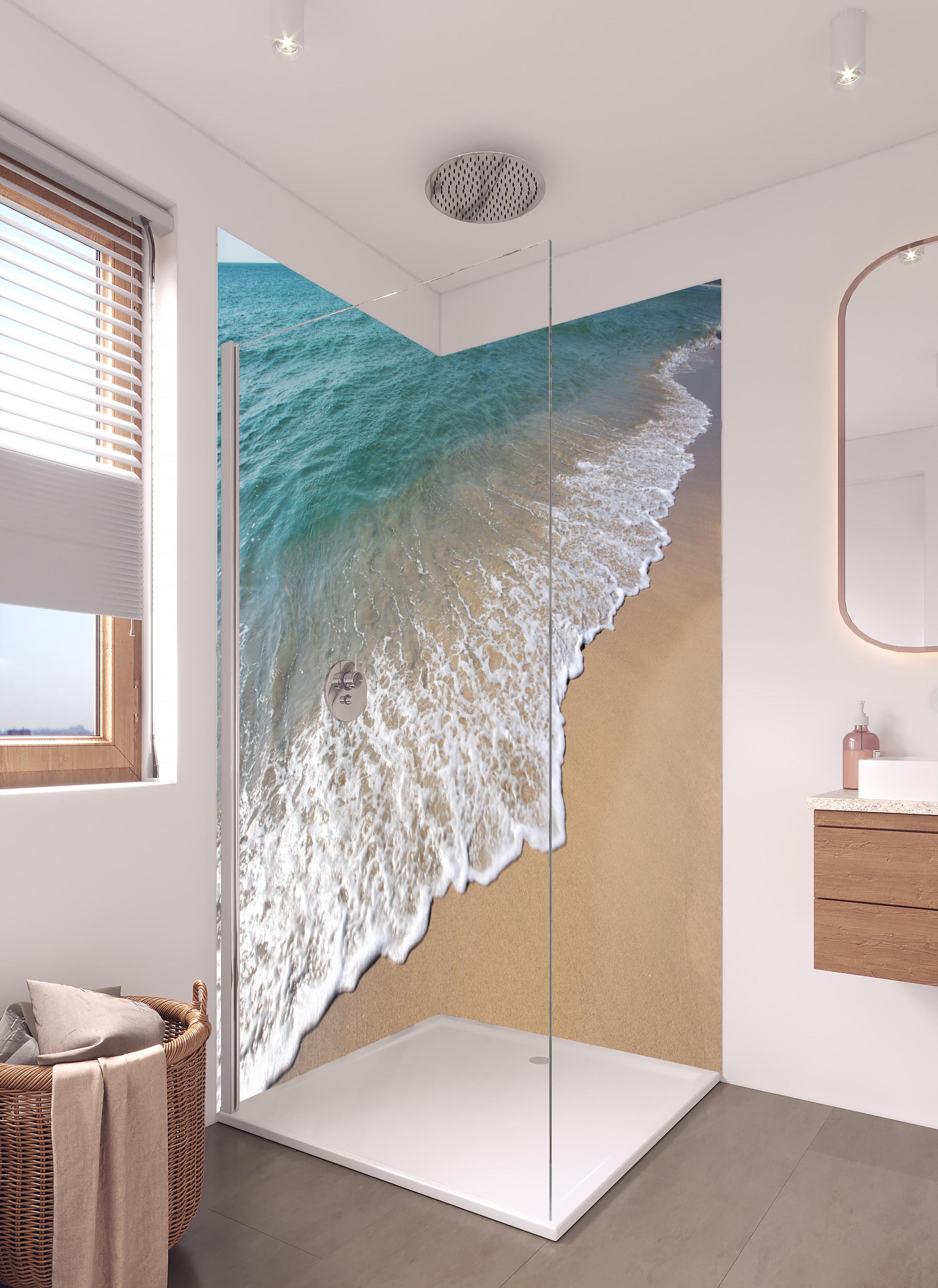 Duschrückwand - friedlicher Strand in Grieschenland in hellem Badezimmer mit Regenduschkopf - zweiteilige Eck-Duschrückwand