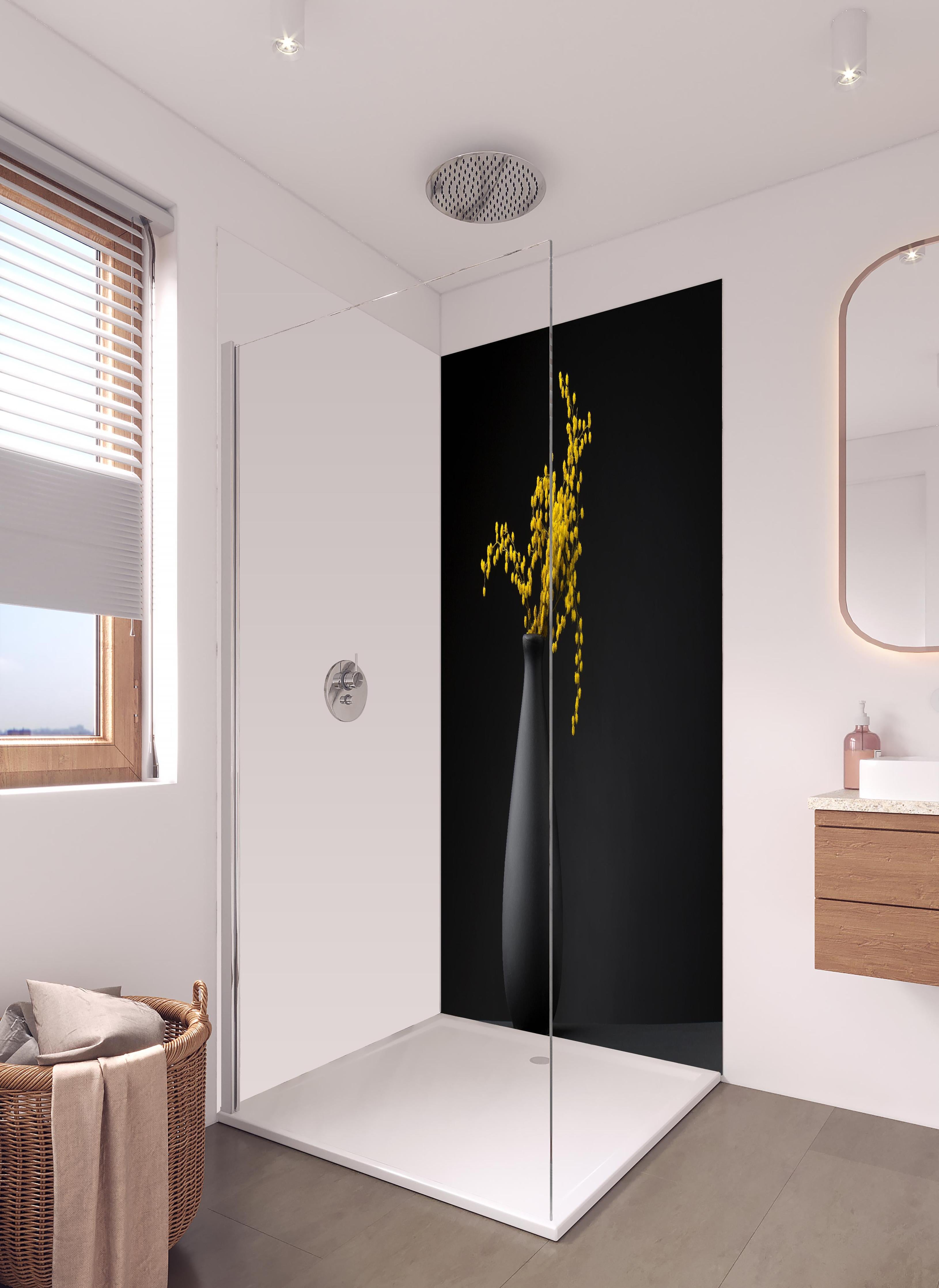 Duschrückwand - gelbe Blume auf der gräulichen Vase in hellem Badezimmer mit Regenduschkopf - zweiteilige Eck-Duschrückwand