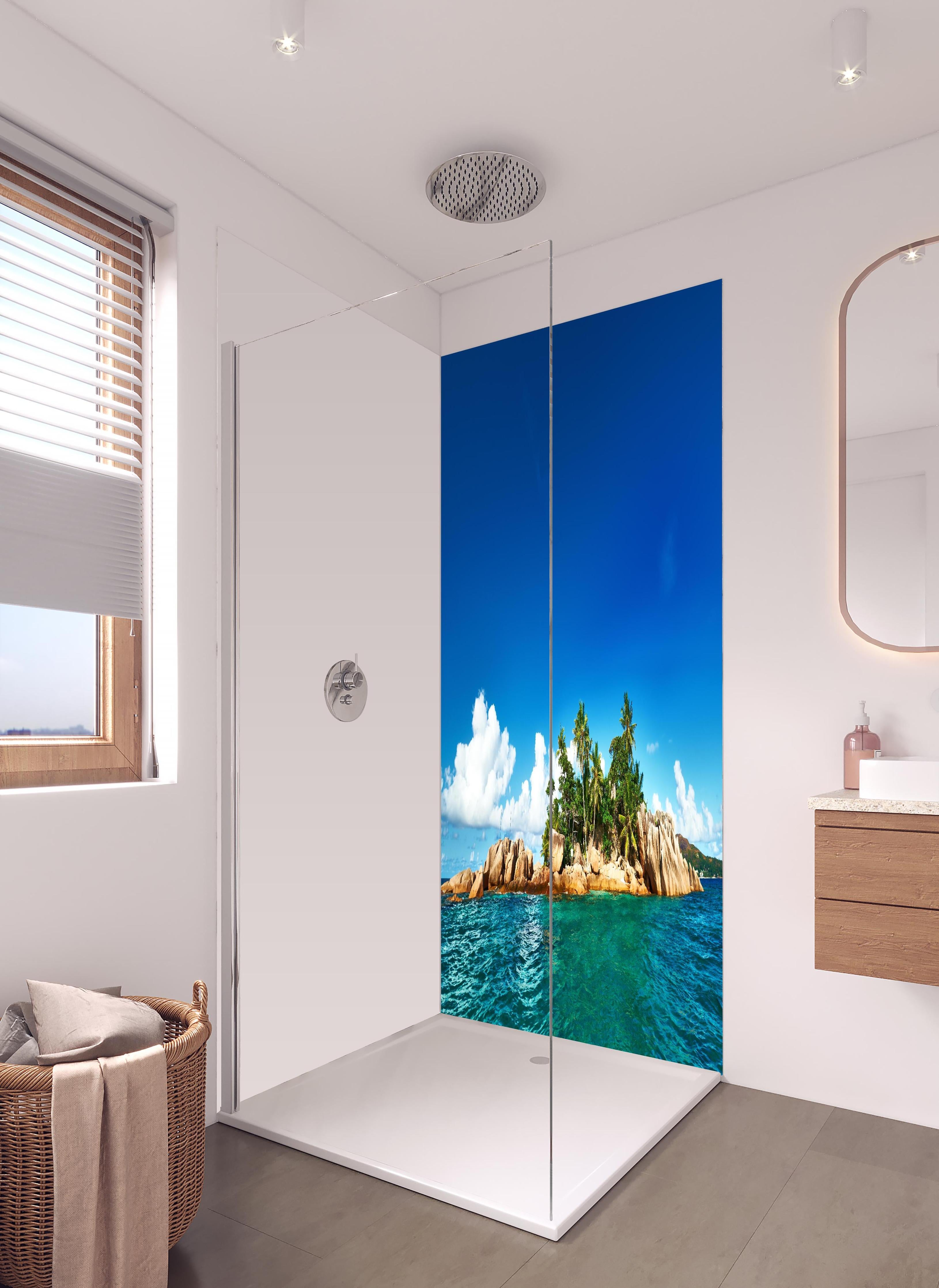 Duschrückwand - kleine tropische Insel vor Sankt Pierre in hellem Badezimmer mit Regenduschkopf - zweiteilige Eck-Duschrückwand