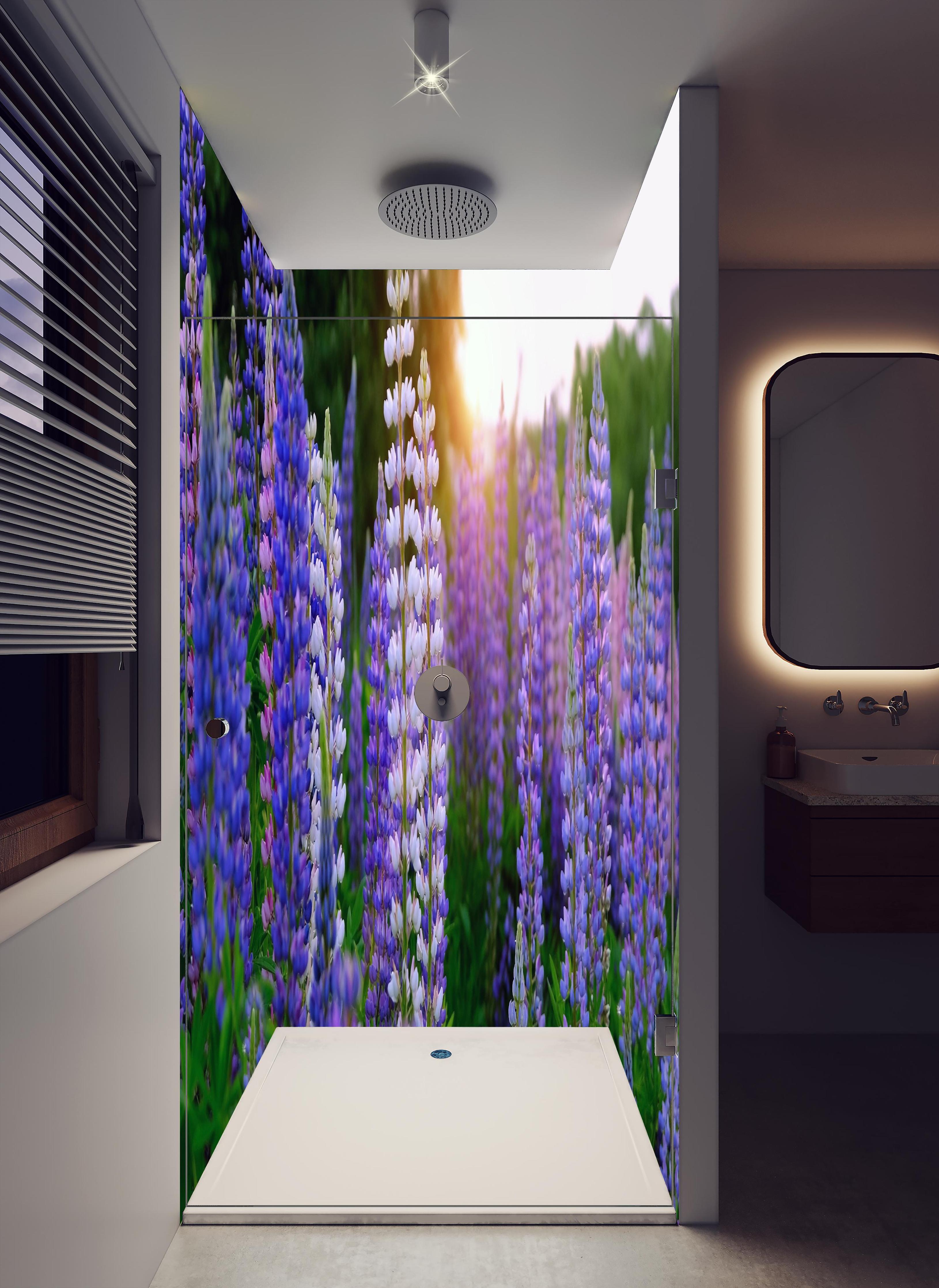 Duschrückwand - lila-rosa Lupine Blumen in hellem Badezimmer mit Regenduschkopf - zweiteilige Eck-Duschrückwand