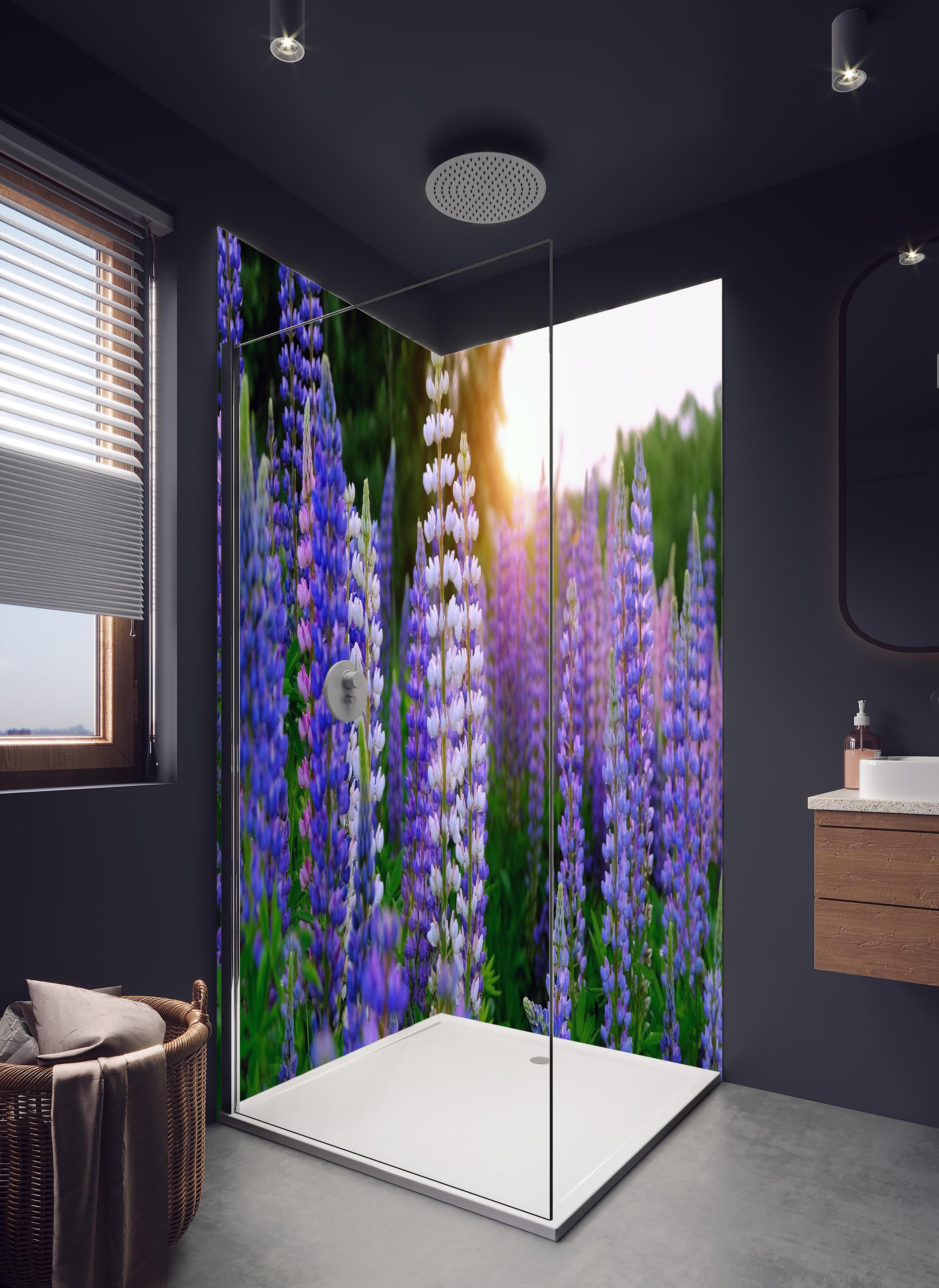 Duschrückwand - lila-rosa Lupine Blumen in hellem Badezimmer mit Regenduschkopf - zweiteilige Eck-Duschrückwand