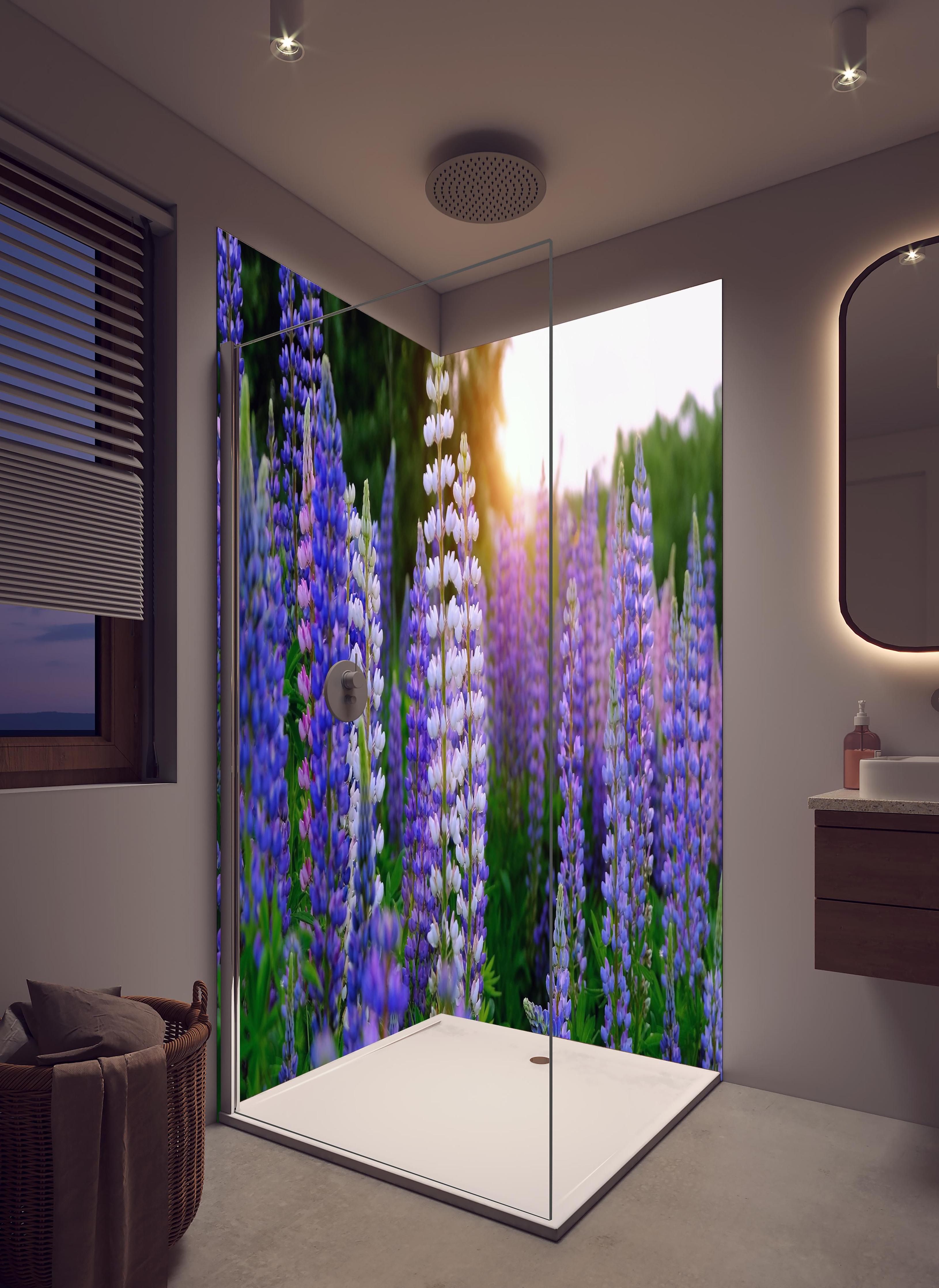 Duschrückwand - lila-rosa Lupine Blumen in hellem Badezimmer mit Regenduschkopf - zweiteilige Eck-Duschrückwand