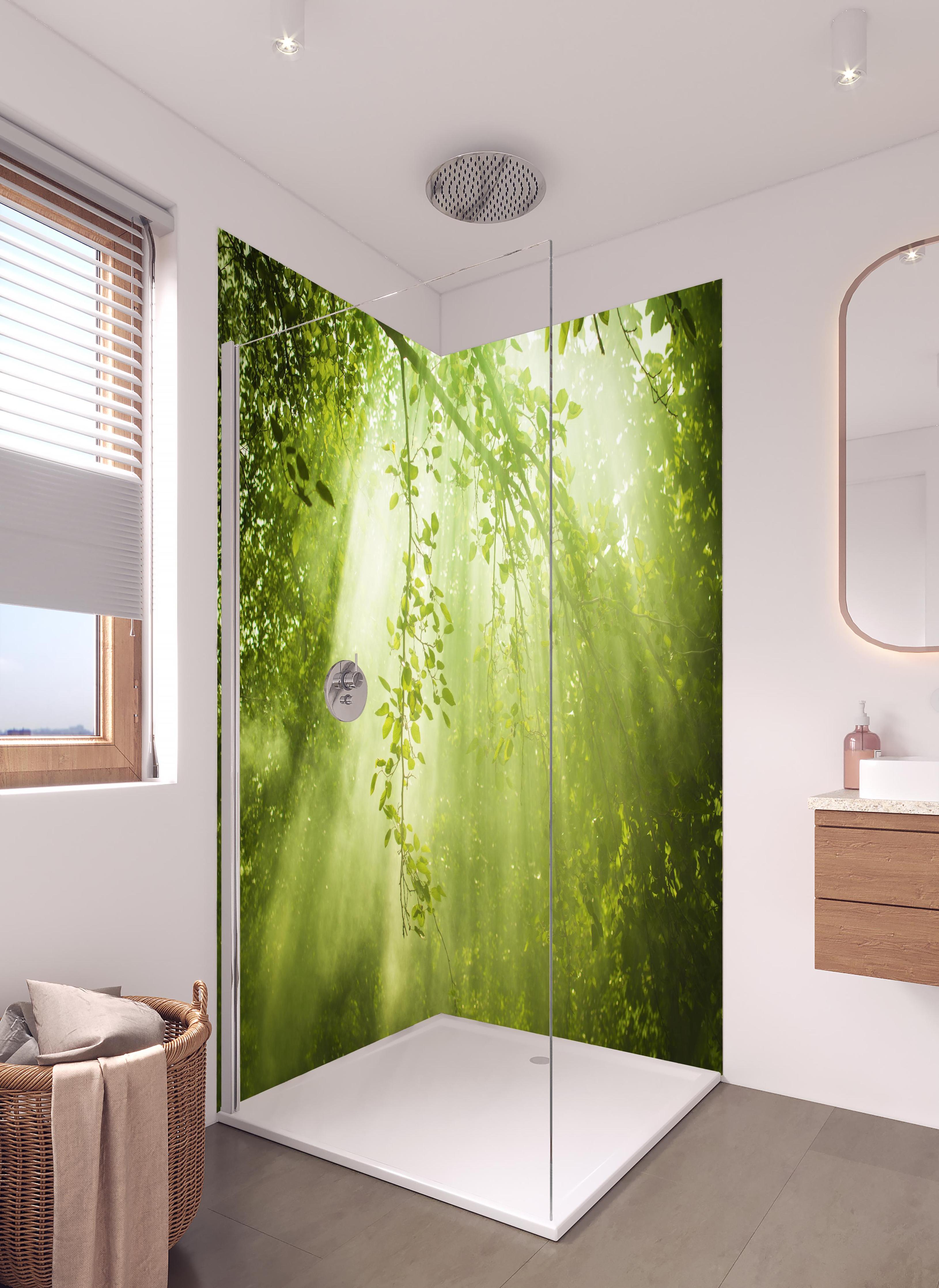 Duschrückwand - mystischer Grüner Wald mit Sonnenstrahl in hellem Badezimmer mit Regenduschkopf - zweiteilige Eck-Duschrückwand