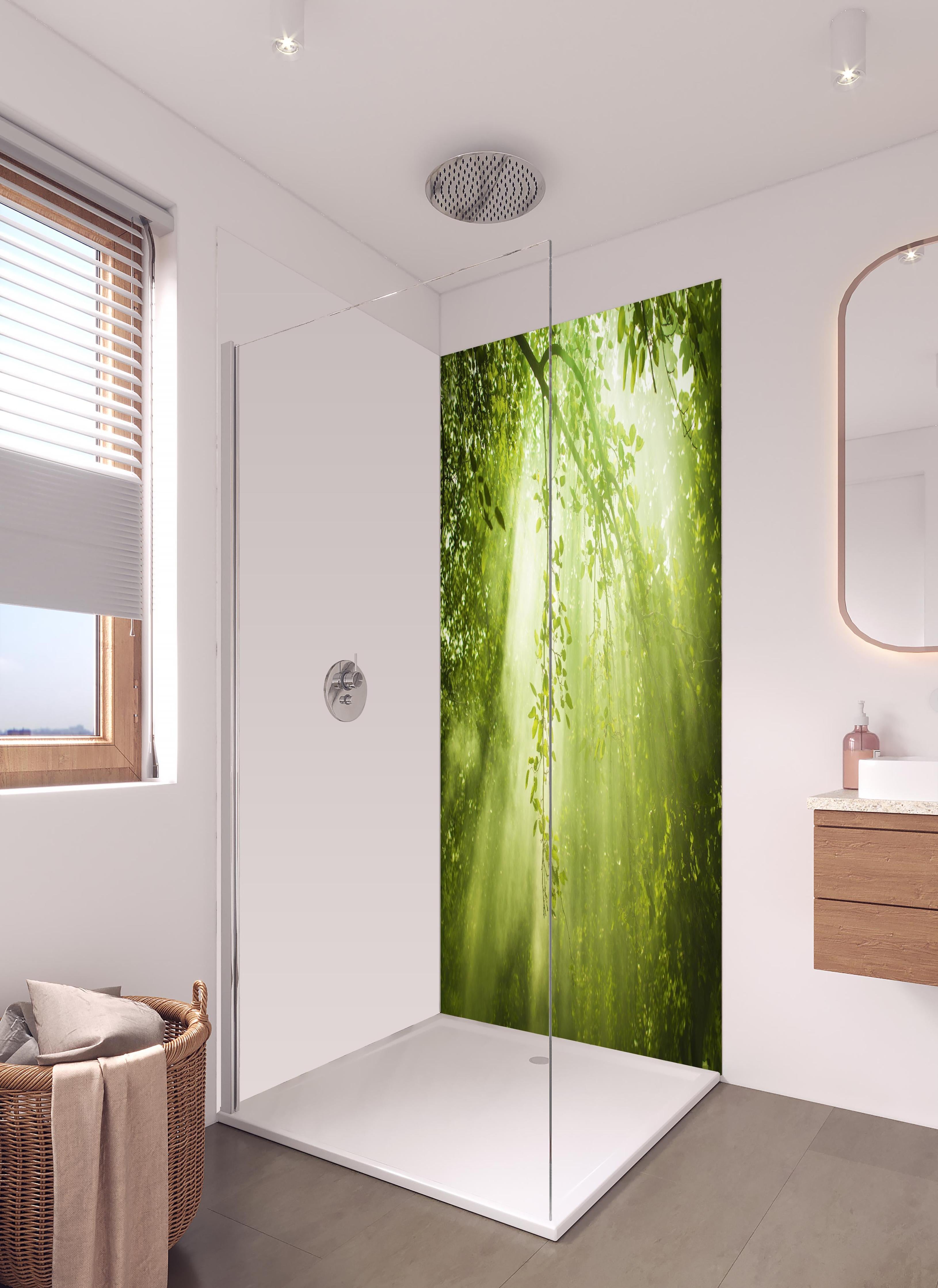 Duschrückwand - mystischer Grüner Wald mit Sonnenstrahl in hellem Badezimmer mit Regenduschkopf - zweiteilige Eck-Duschrückwand
