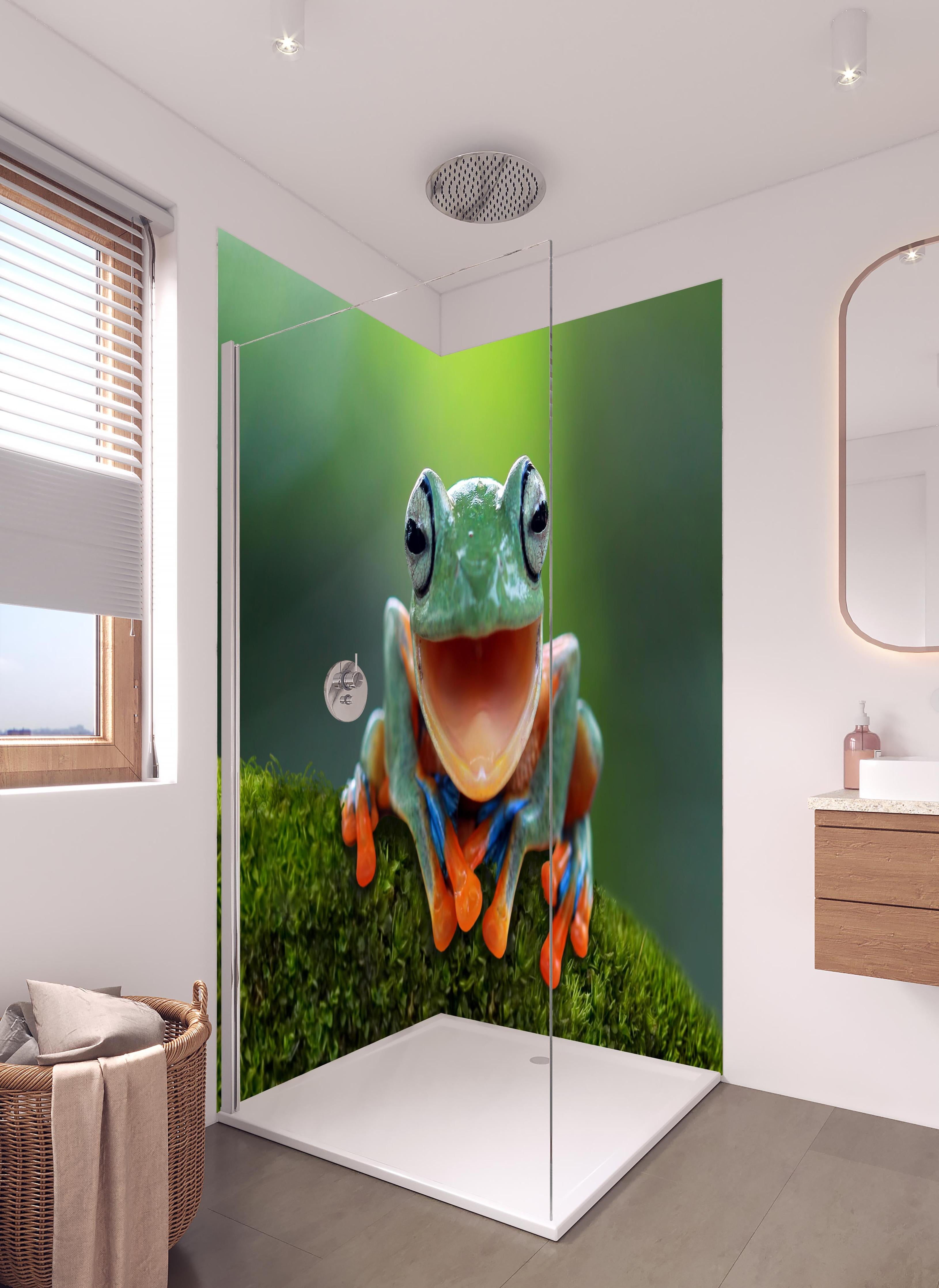 Duschrückwand - niedlicher Laubfrosch in Nahaufnahme in hellem Badezimmer mit Regenduschkopf - zweiteilige Eck-Duschrückwand