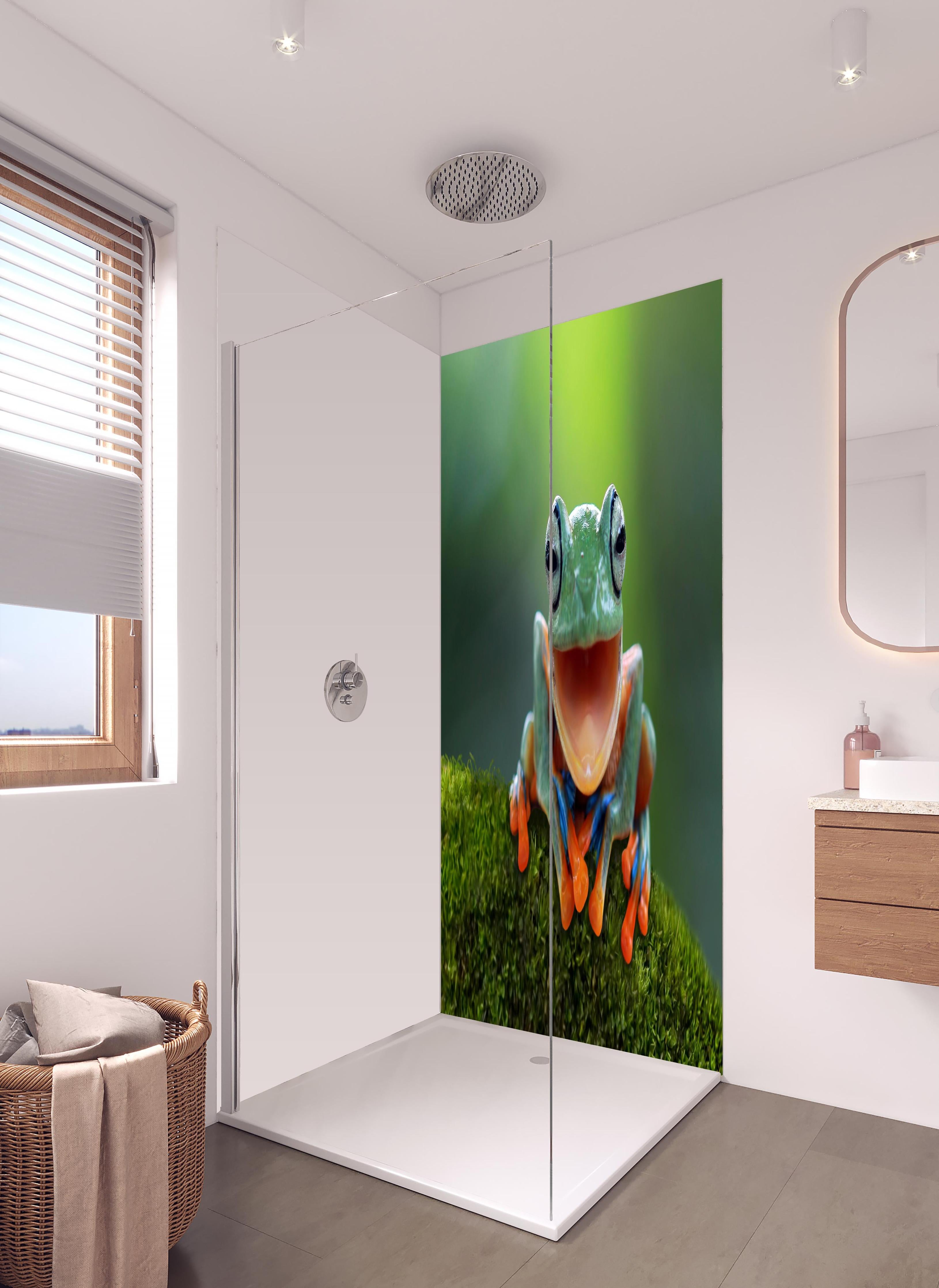 Duschrückwand - niedlicher Laubfrosch in Nahaufnahme in hellem Badezimmer mit Regenduschkopf - zweiteilige Eck-Duschrückwand