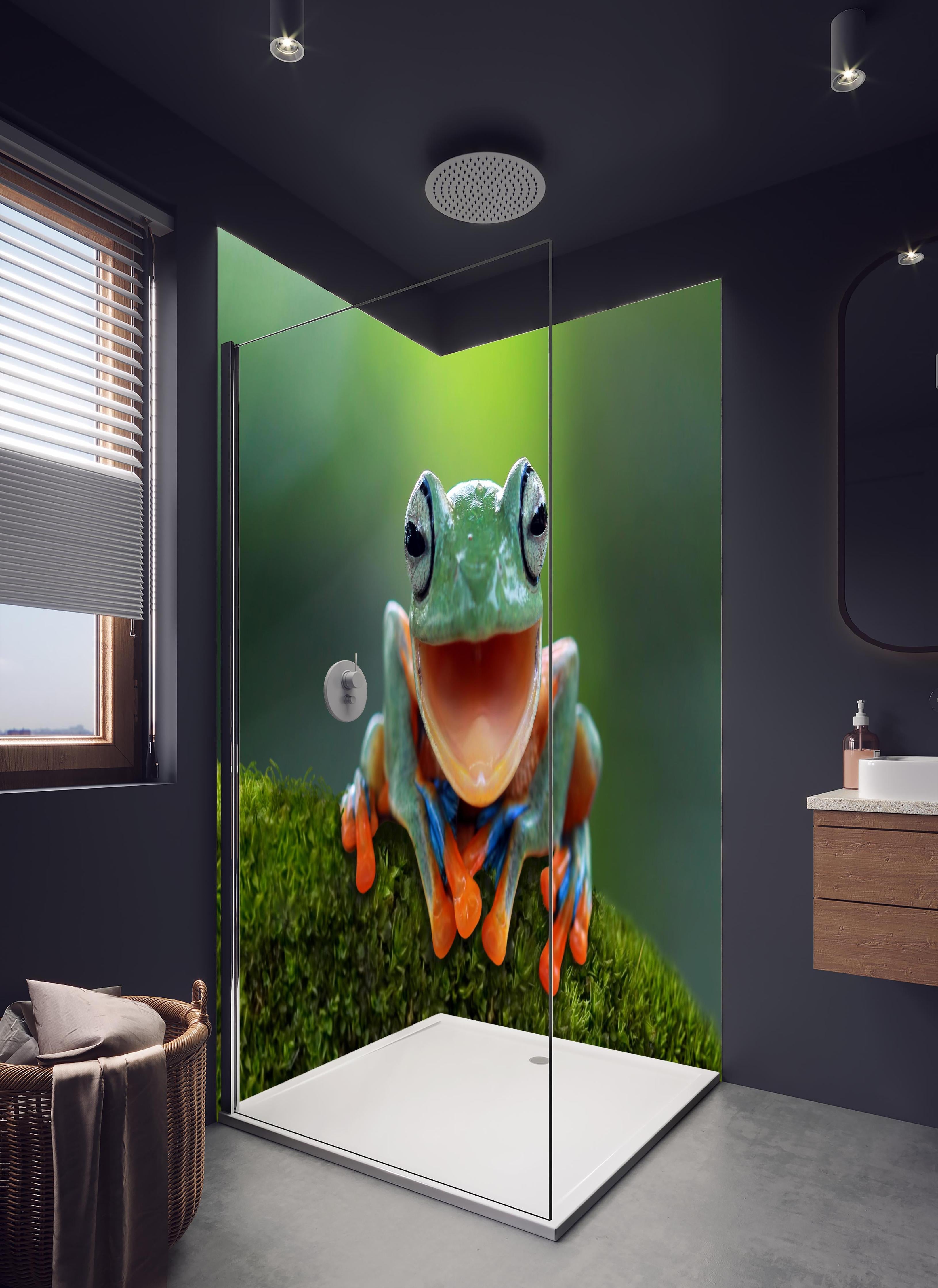 Duschrückwand - niedlicher Laubfrosch in Nahaufnahme in hellem Badezimmer mit Regenduschkopf - zweiteilige Eck-Duschrückwand