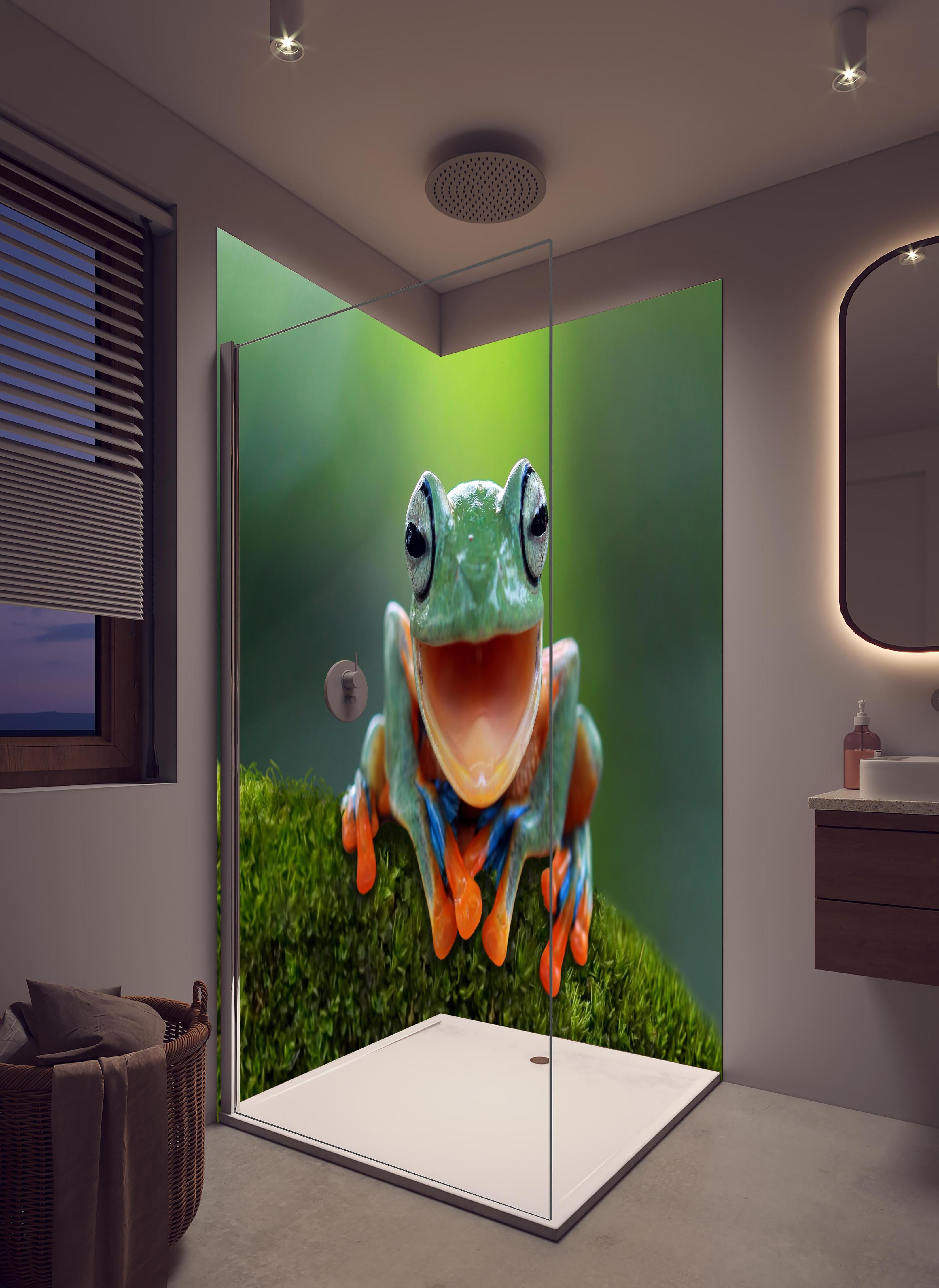 Duschrückwand - niedlicher Laubfrosch in Nahaufnahme in hellem Badezimmer mit Regenduschkopf - zweiteilige Eck-Duschrückwand