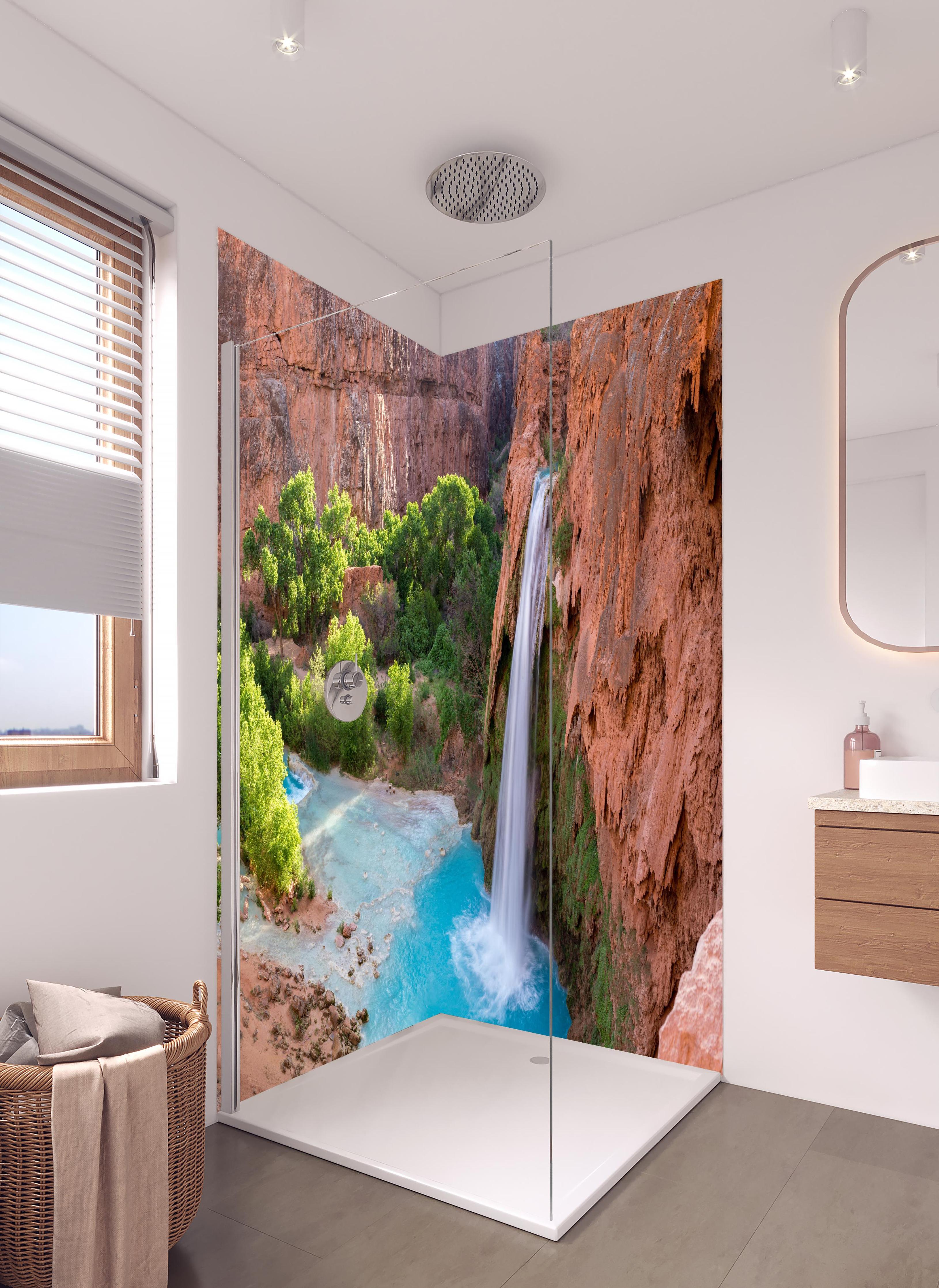 Duschrückwand - paradiesischer Anblick der Havasu Falls in hellem Badezimmer mit Regenduschkopf - zweiteilige Eck-Duschrückwand