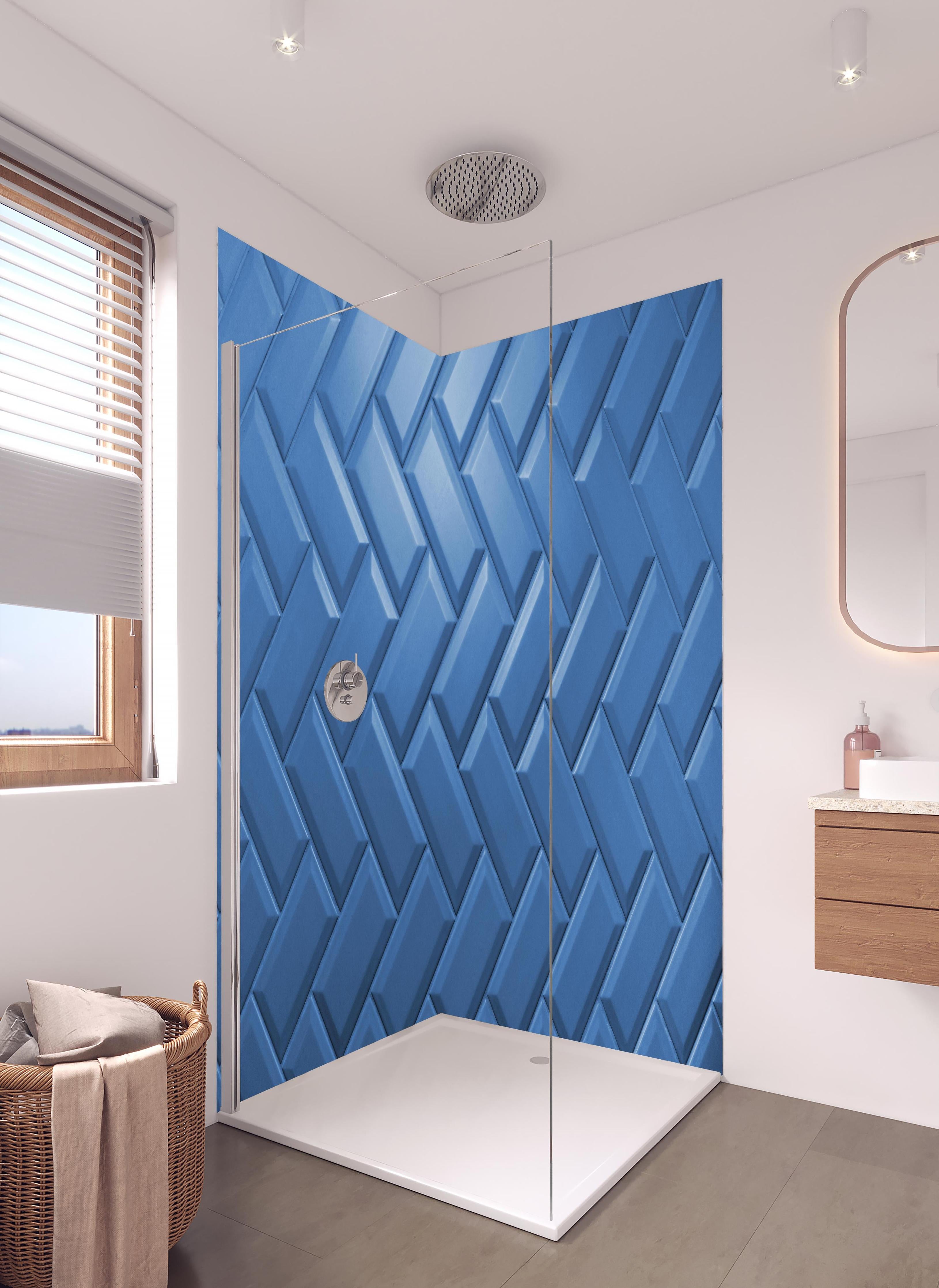 Duschrückwand - phantomblaue matte Keramikfliesen in hellem Badezimmer mit Regenduschkopf - zweiteilige Eck-Duschrückwand