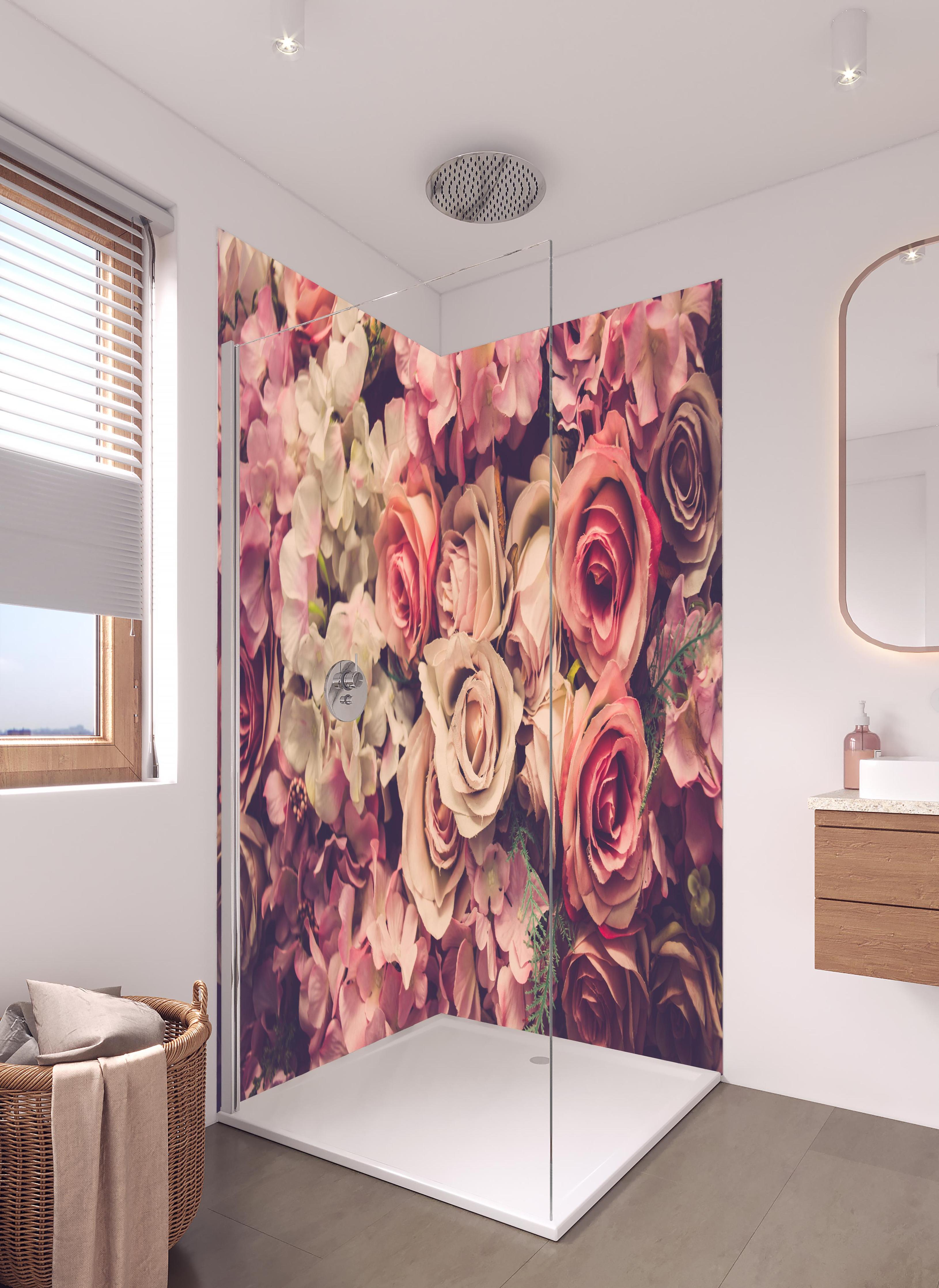 Duschrückwand - retro rosa Rosen in hellem Badezimmer mit Regenduschkopf - zweiteilige Eck-Duschrückwand