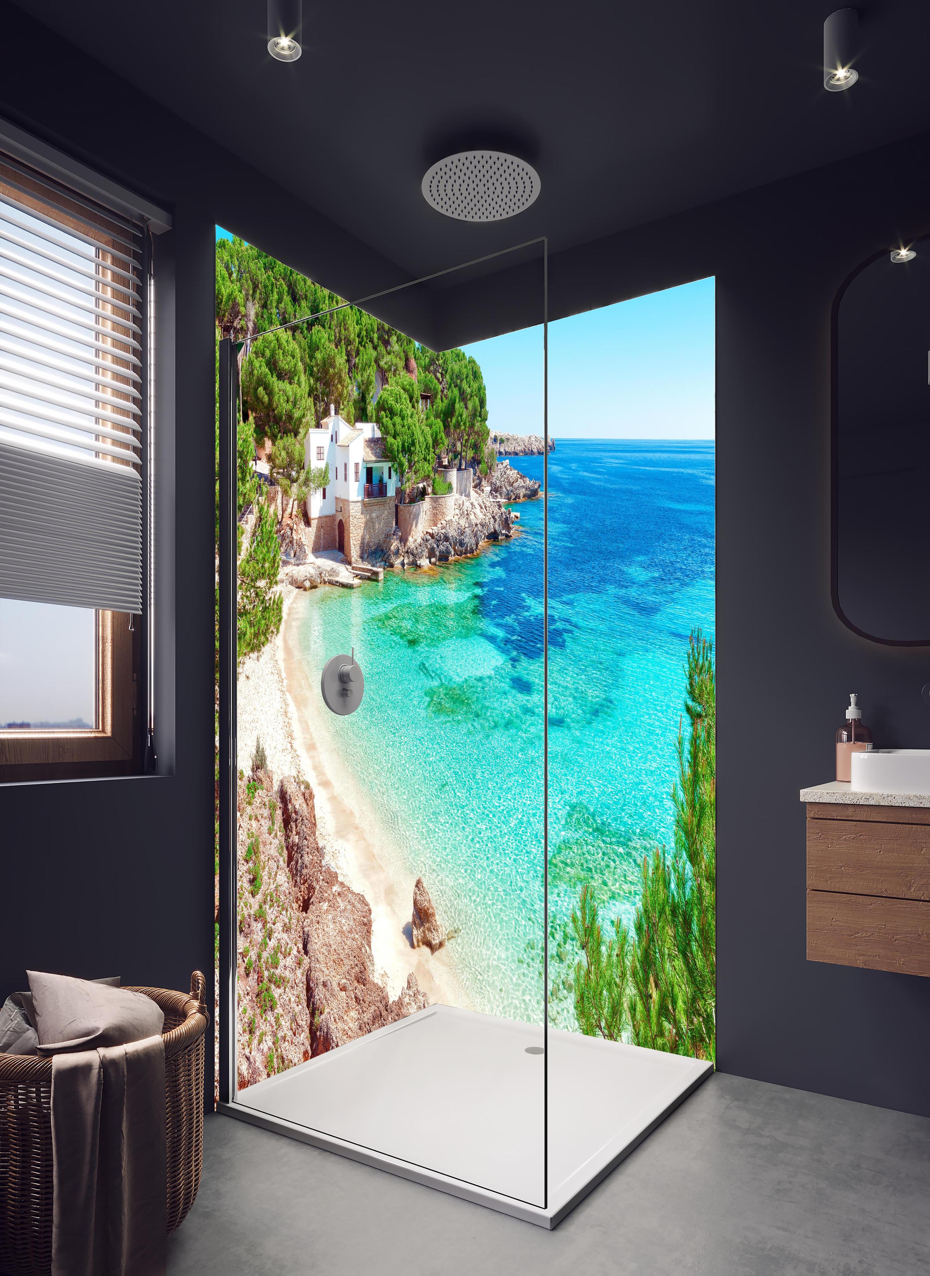 Duschrückwand - traumhafter Mallorca Strand in hellem Badezimmer mit Regenduschkopf - zweiteilige Eck-Duschrückwand
