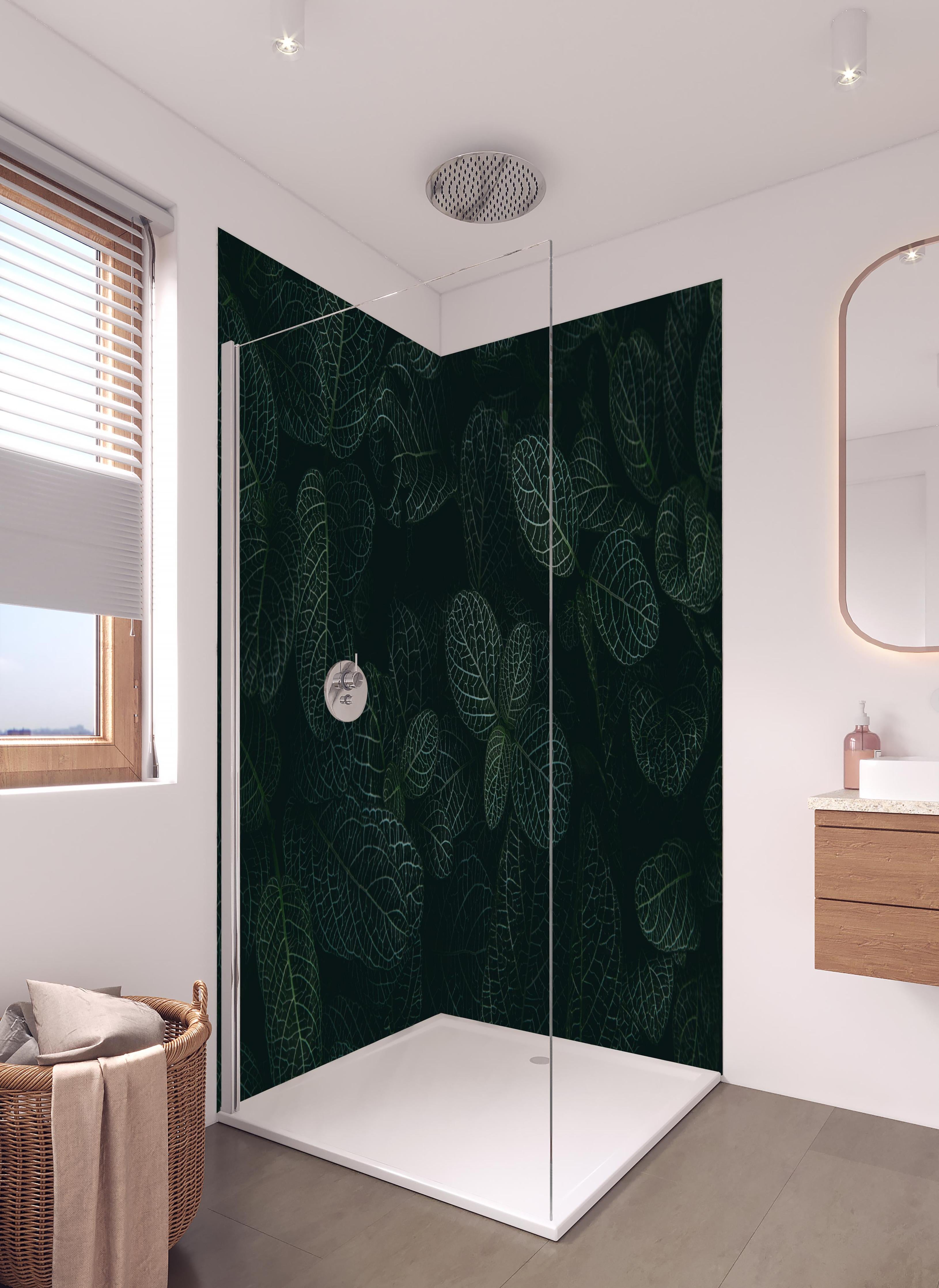 Duschrückwand - tropische Blätter im Dschungel bei Nacht in hellem Badezimmer mit Regenduschkopf - zweiteilige Eck-Duschrückwand