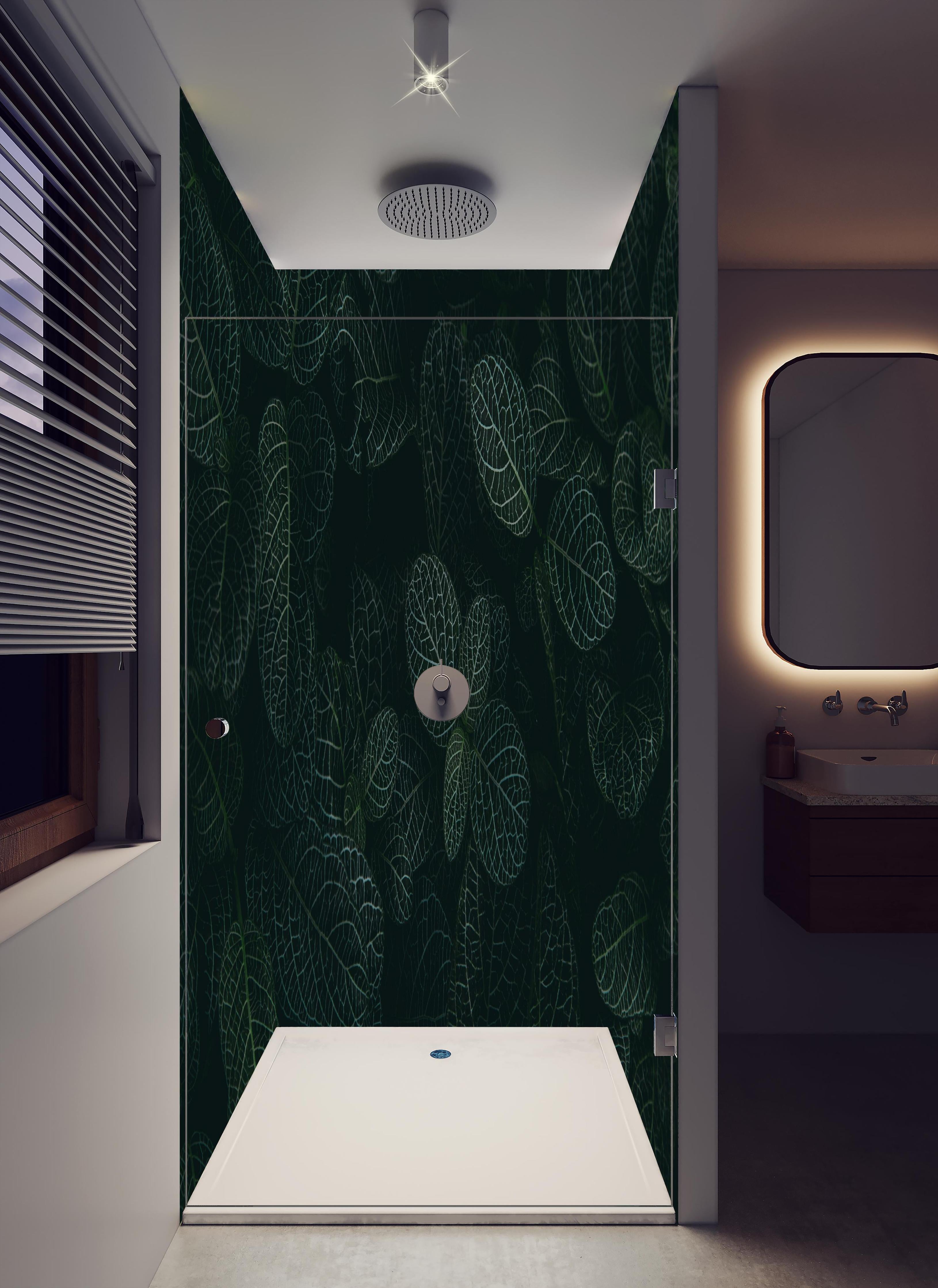 Duschrückwand - tropische Blätter im Dschungel bei Nacht in hellem Badezimmer mit Regenduschkopf - zweiteilige Eck-Duschrückwand