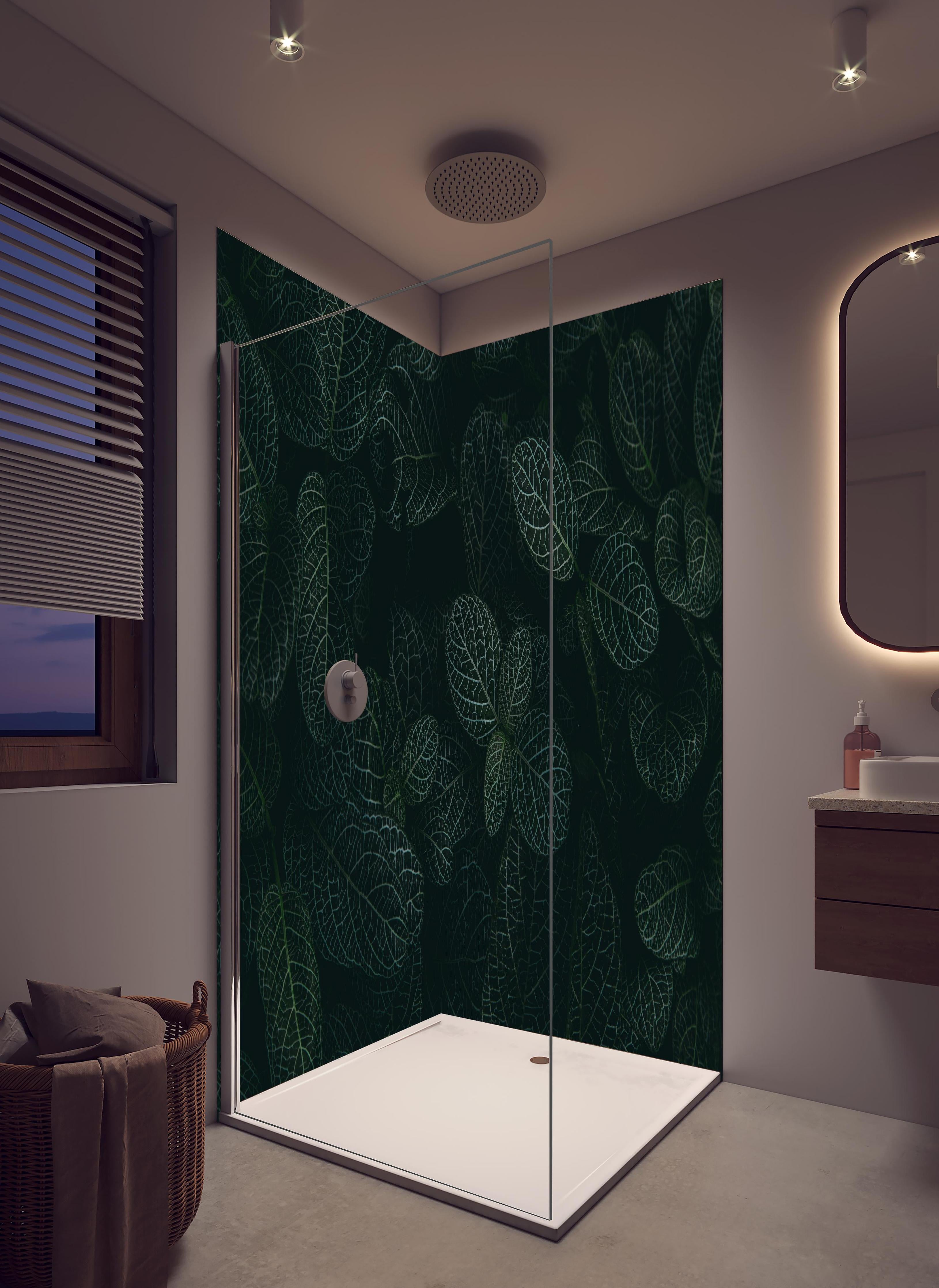 Duschrückwand - tropische Blätter im Dschungel bei Nacht in hellem Badezimmer mit Regenduschkopf - zweiteilige Eck-Duschrückwand