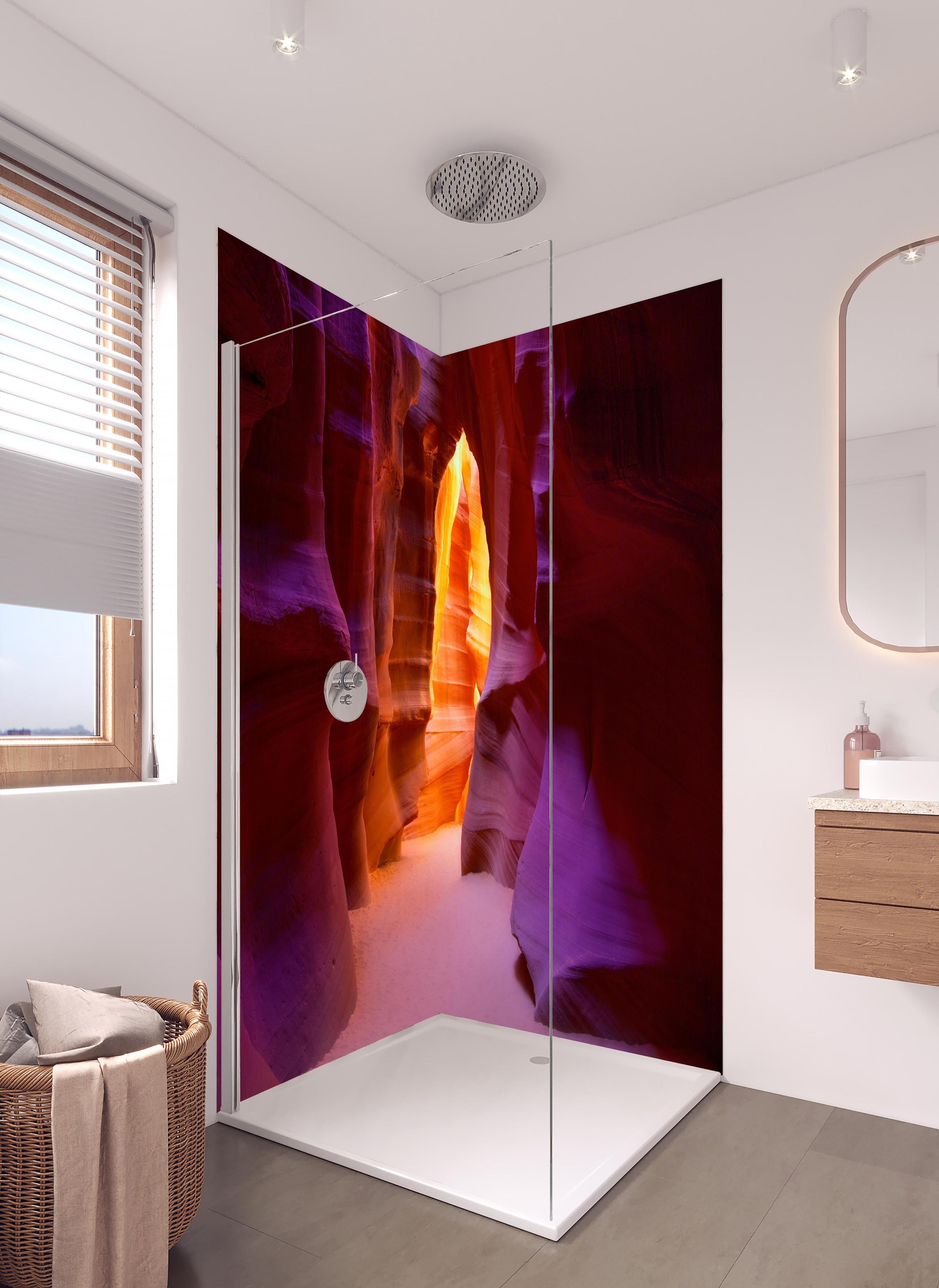 Duschrückwand - warme Felsschlucht in Arizona in hellem Badezimmer mit Regenduschkopf - zweiteilige Eck-Duschrückwand