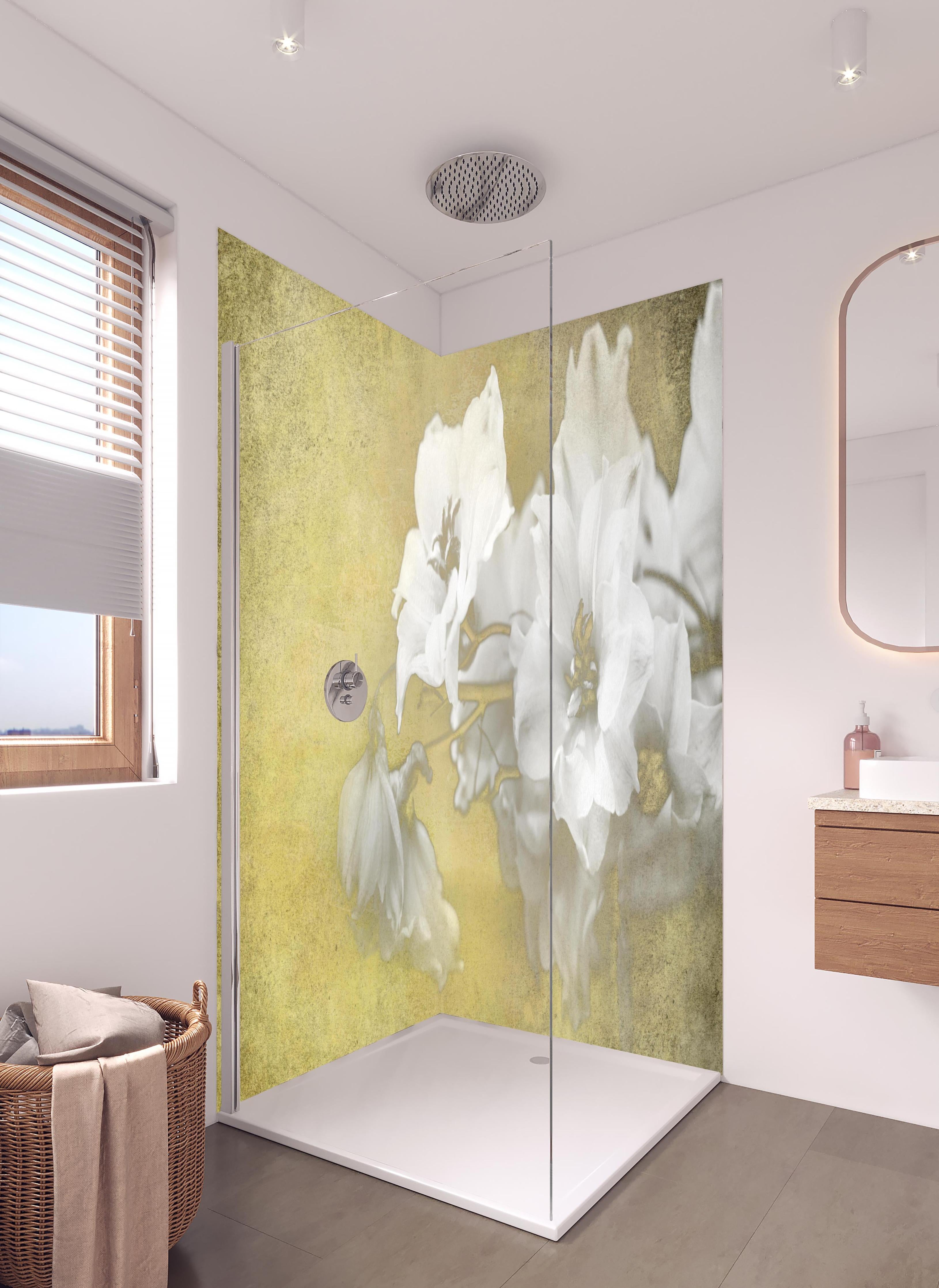 Duschrückwand - weiße Blumen auf goldenem Hintergrund in hellem Badezimmer mit Regenduschkopf - zweiteilige Eck-Duschrückwand