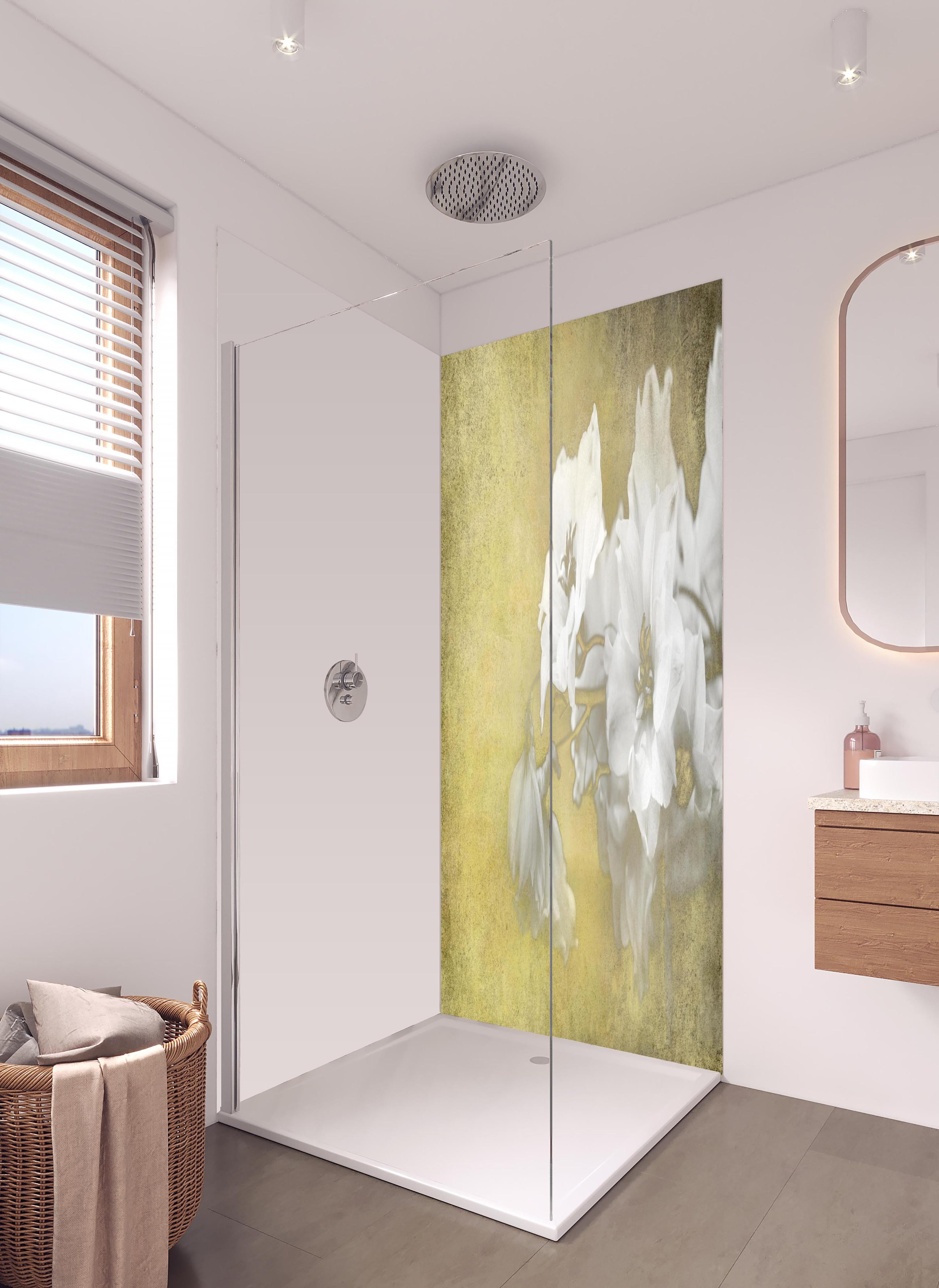 Duschrückwand - weiße Blumen auf goldenem Hintergrund in hellem Badezimmer mit Regenduschkopf - zweiteilige Eck-Duschrückwand
