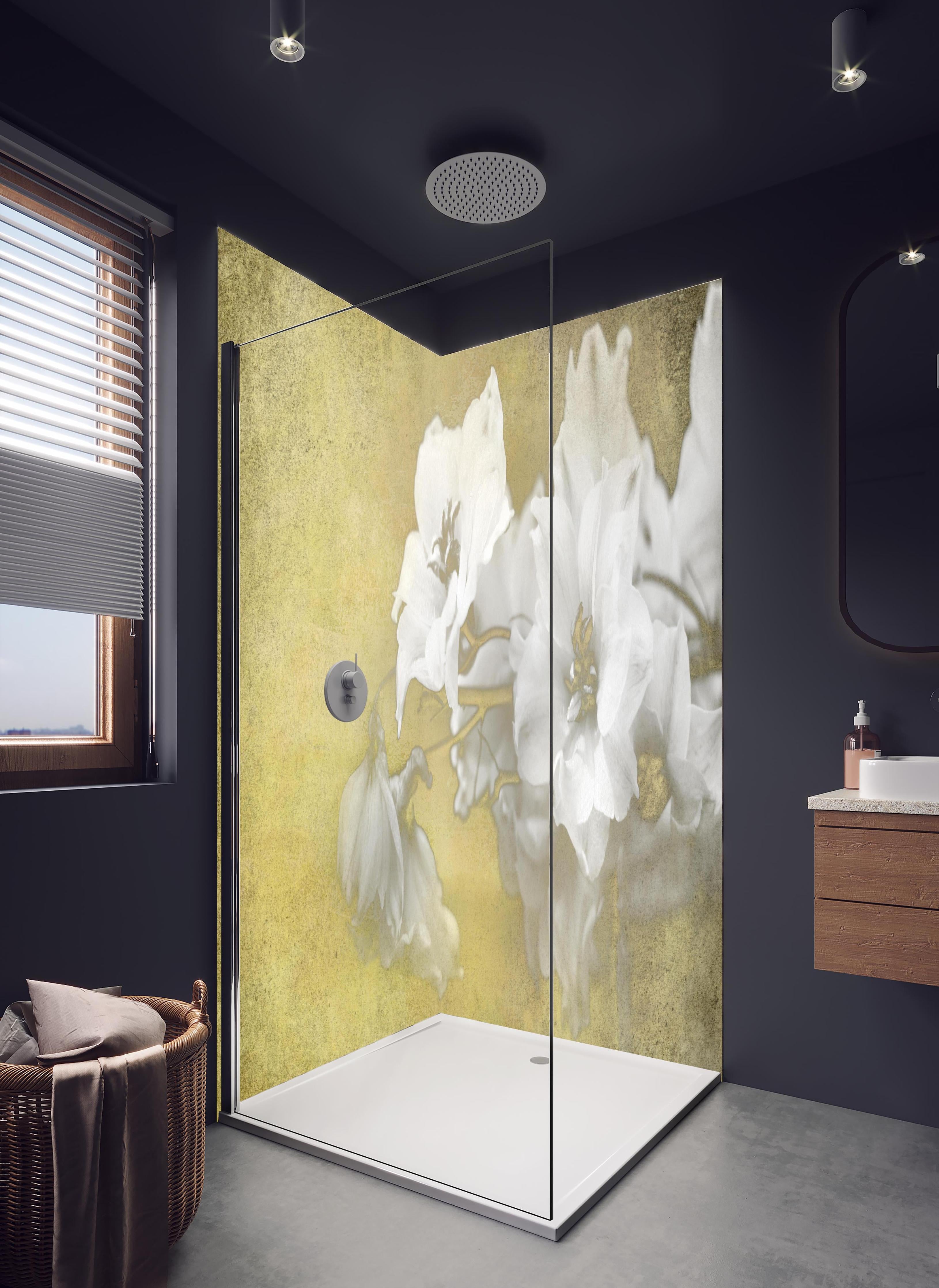 Duschrückwand - weiße Blumen auf goldenem Hintergrund in hellem Badezimmer mit Regenduschkopf - zweiteilige Eck-Duschrückwand