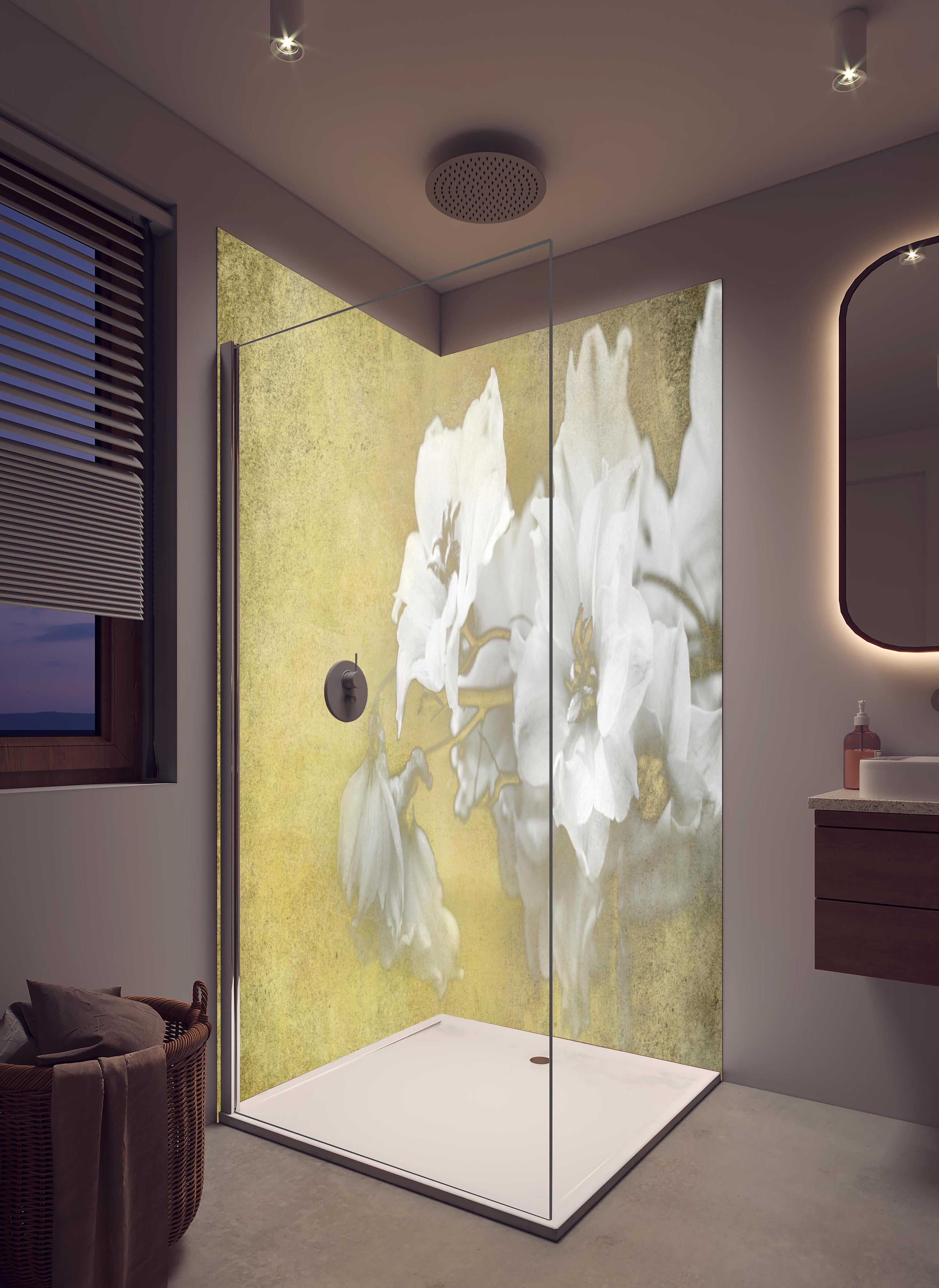 Duschrückwand - weiße Blumen auf goldenem Hintergrund in hellem Badezimmer mit Regenduschkopf - zweiteilige Eck-Duschrückwand