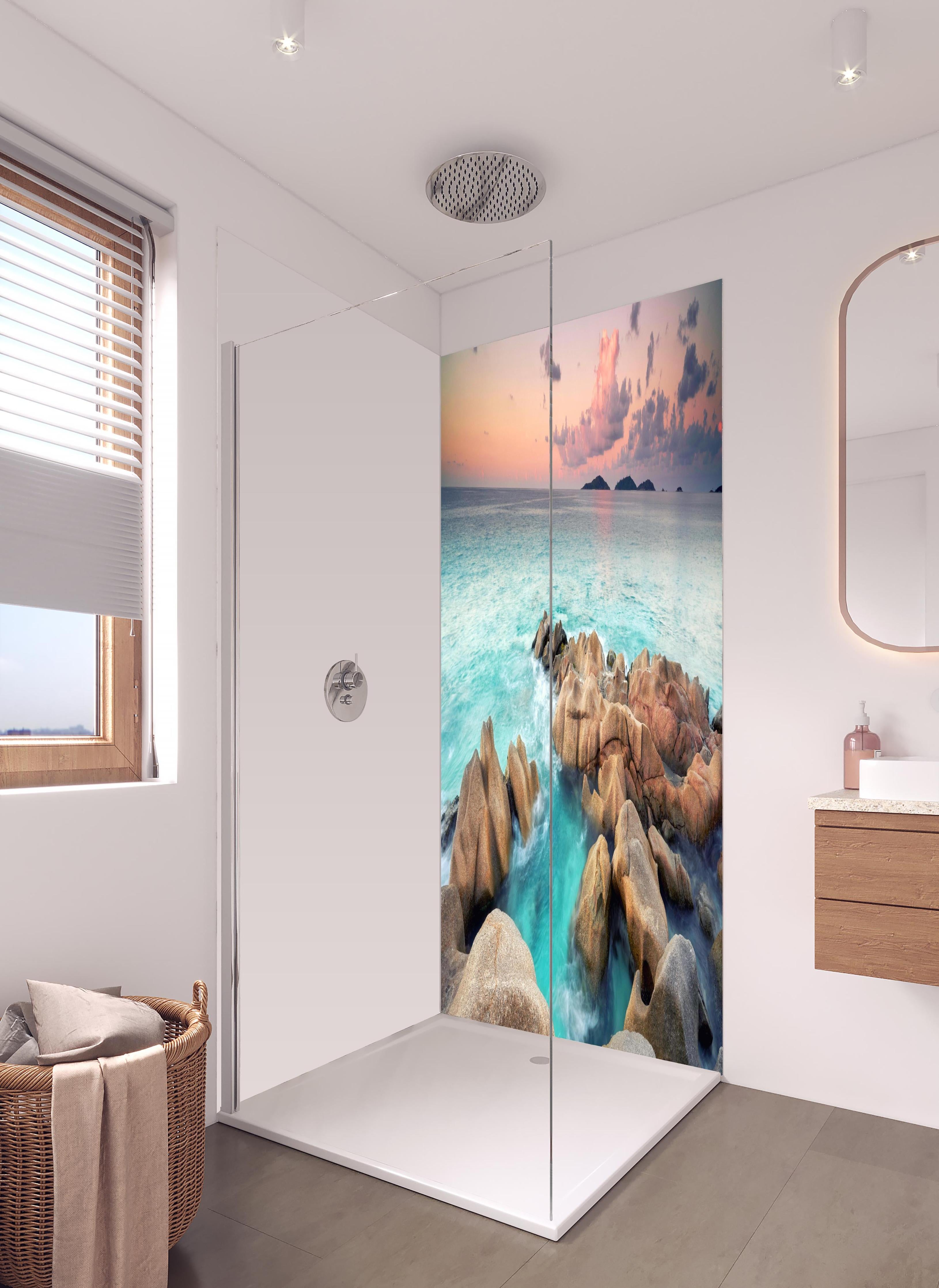 Duschrückwand - zauberhaftes Felsen in Seychellen in hellem Badezimmer mit Regenduschkopf - zweiteilige Eck-Duschrückwand