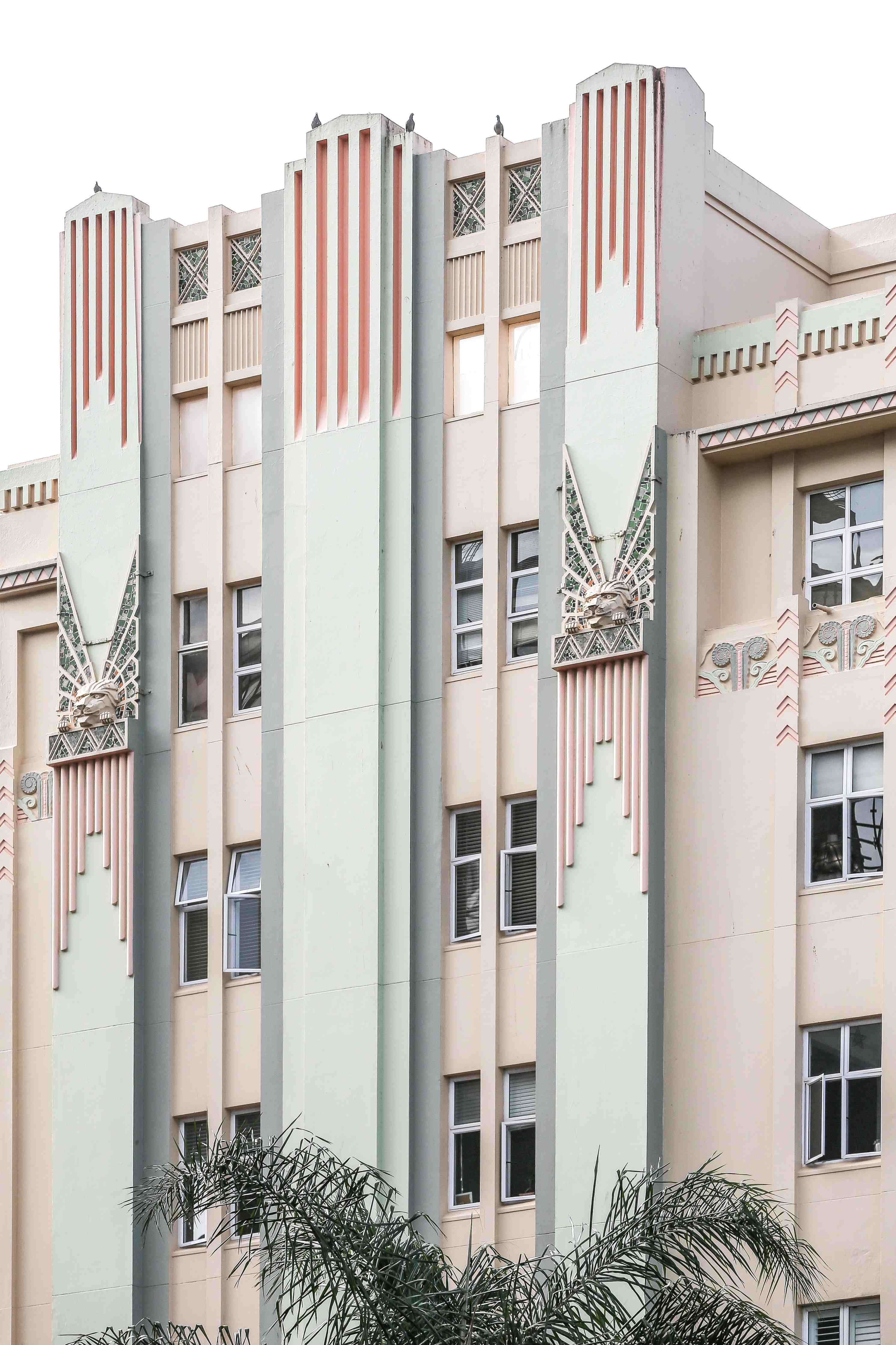 Große Wandbilder-Art Deco Gebäude mit stilvollen Säulen in Pastellfarben