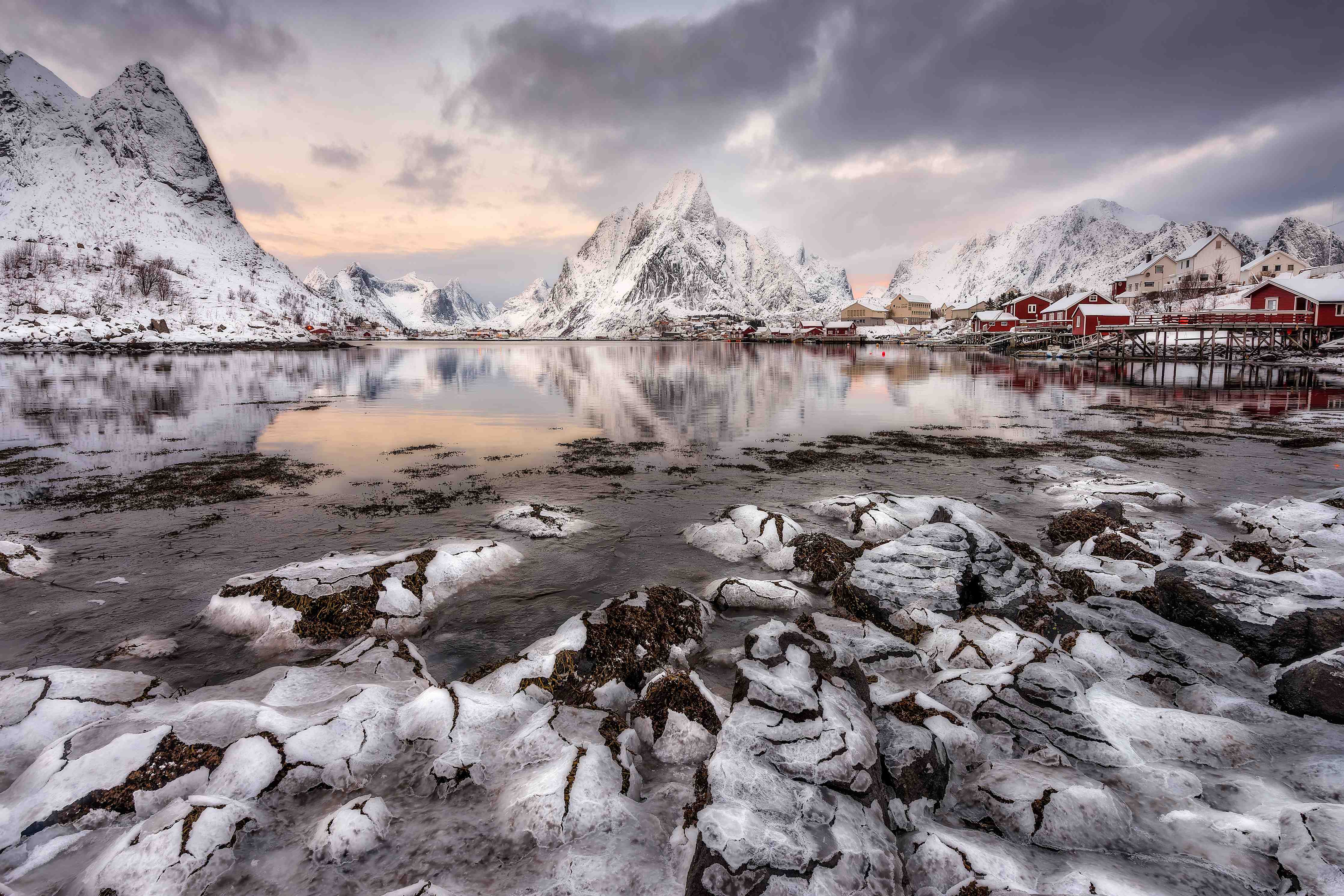 Große Wandbilder-Bergsee im verschneiten Norwegen