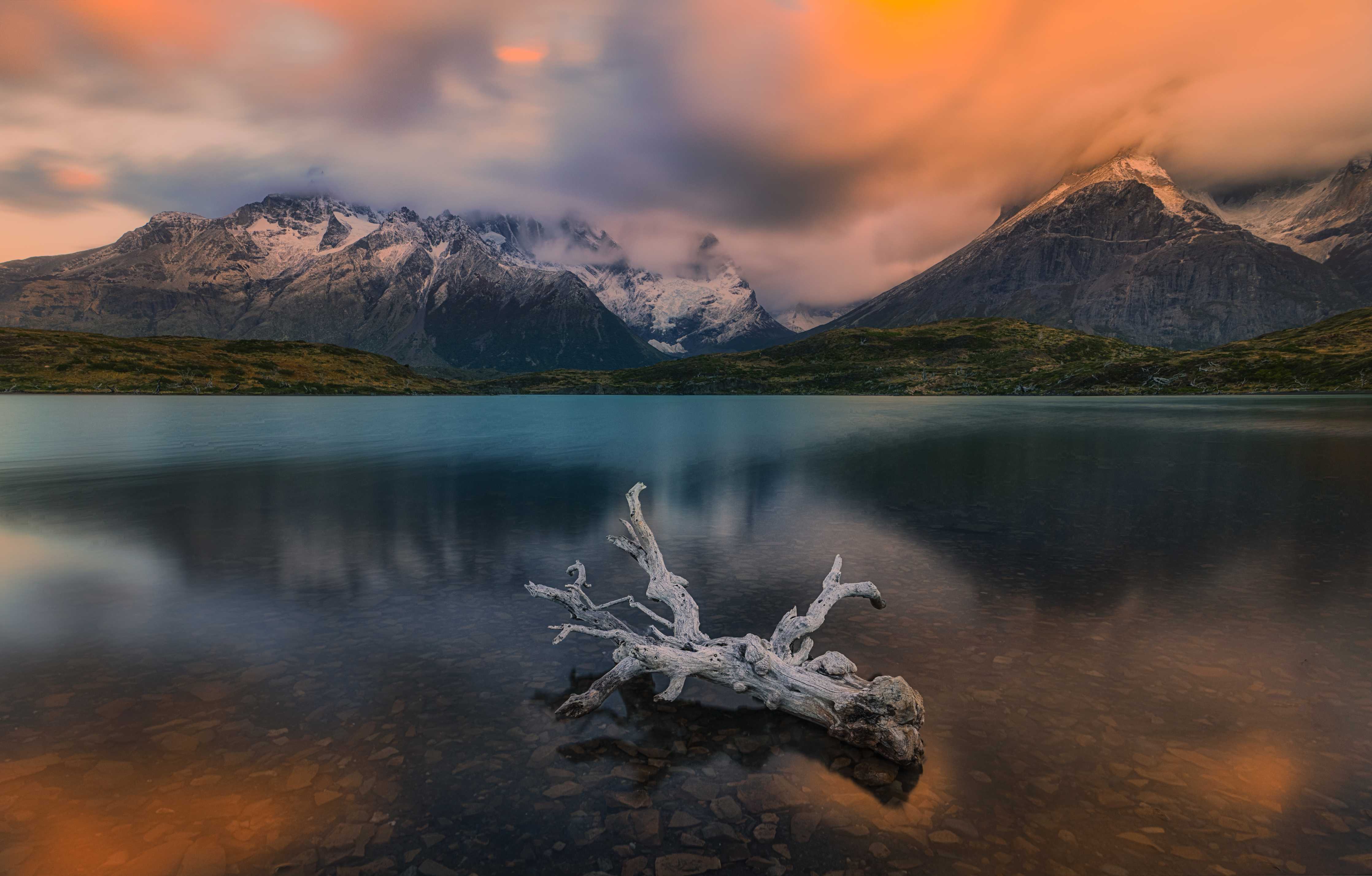 Große Wandbilder-Bergsee mit Baum im Sonnenuntergang, dramatisch