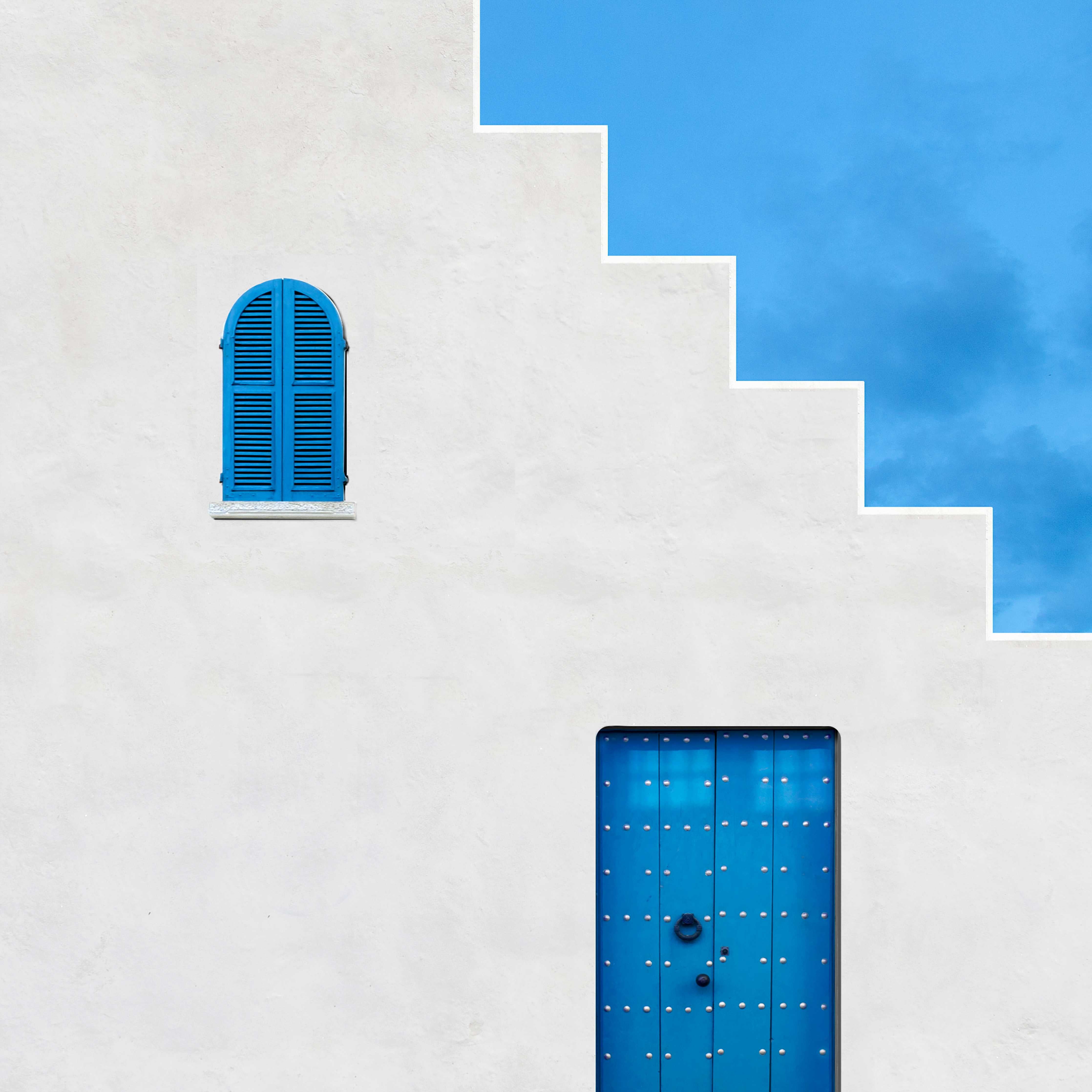 Große Wandbilder-Blaue Fenster und Tür auf weißer Fassade