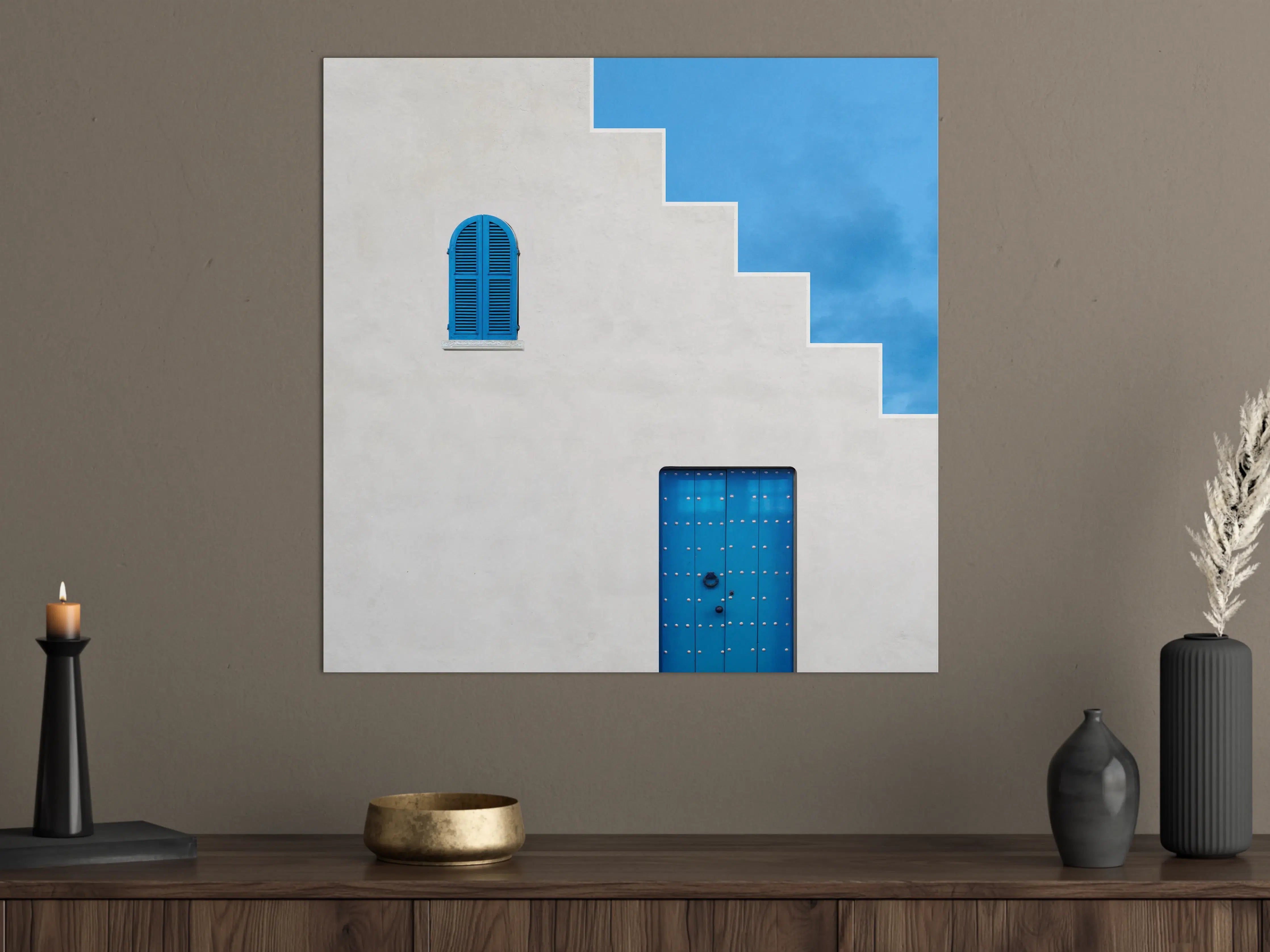 Große Wandbilder - Blaue Fenster und Tür auf weißer Fassade