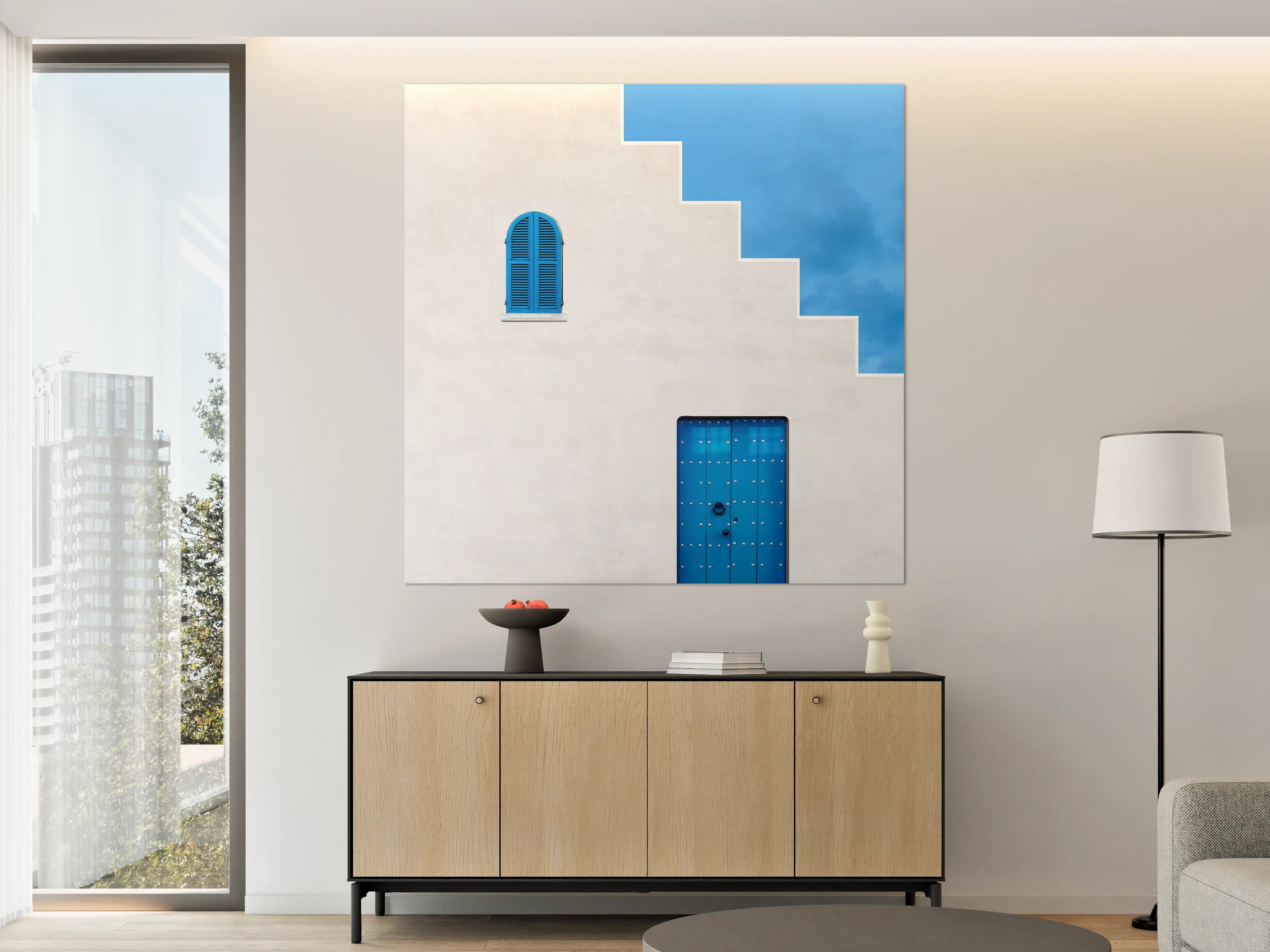 Große Wandbilder - Blaue Fenster und Tür auf weißer Fassade