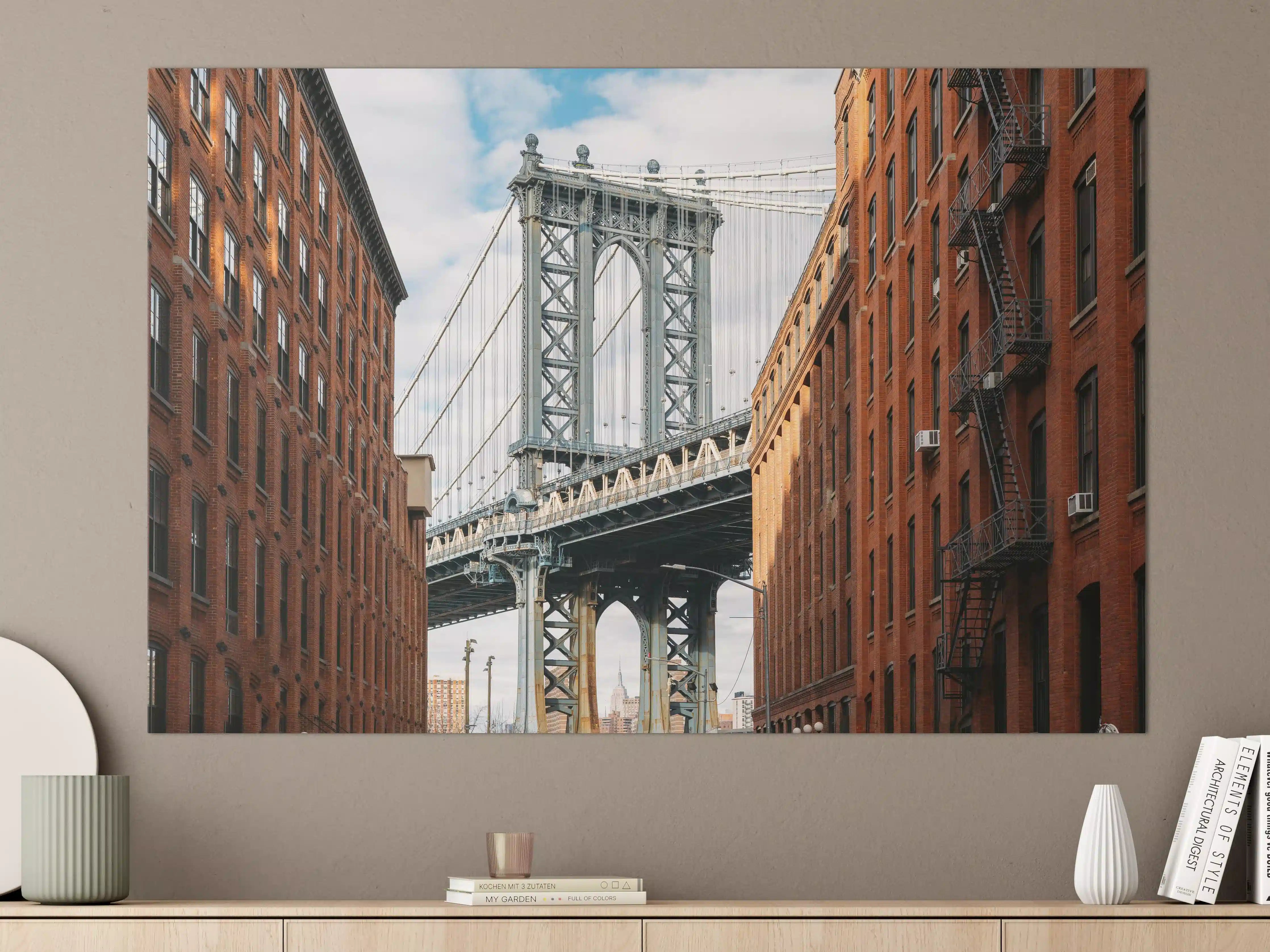 Große Wandbilder - Brooklyn Bridge zwischen roten Backsteinbauten