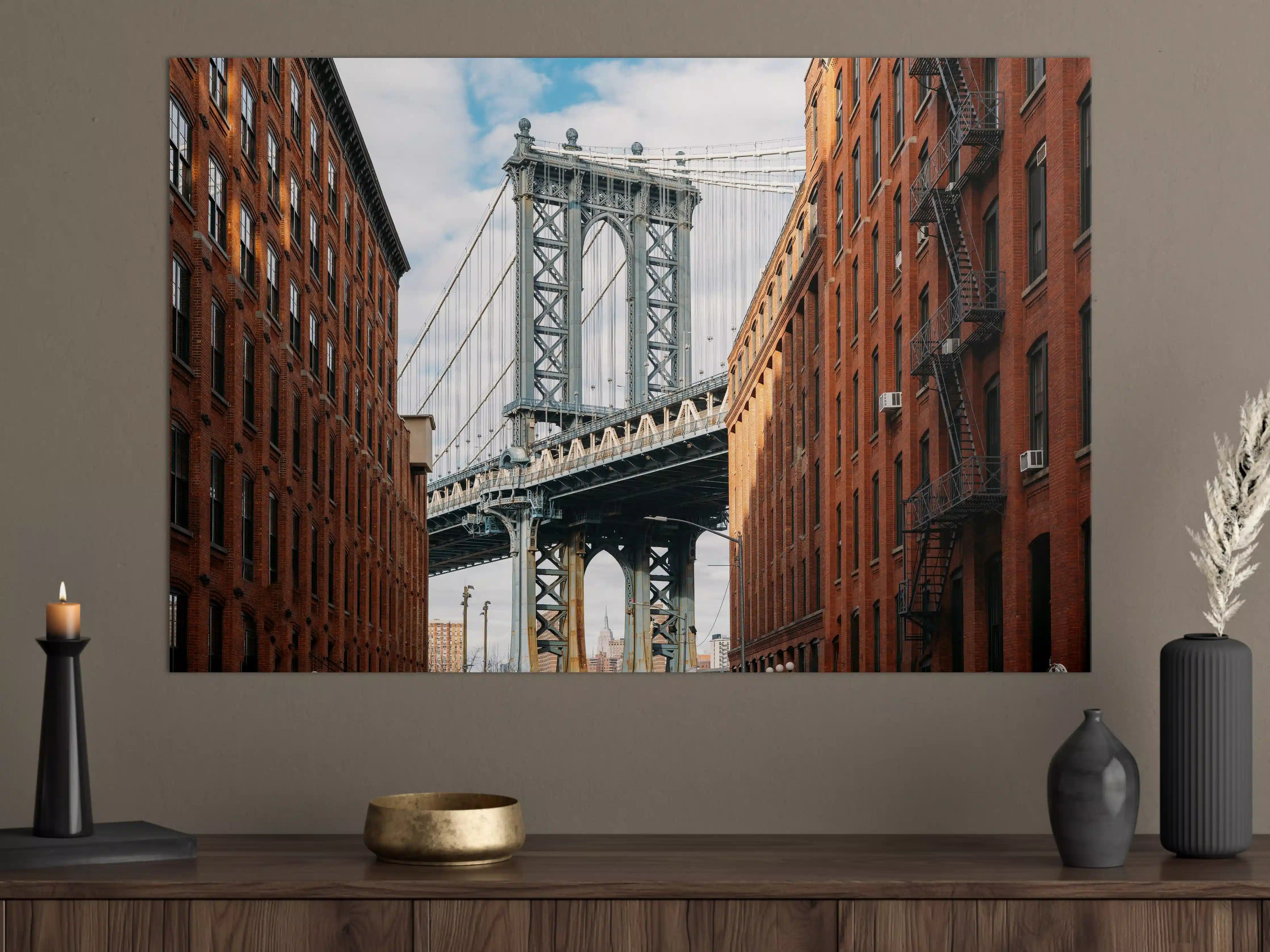 Große Wandbilder - Brooklyn Bridge zwischen roten Backsteinbauten