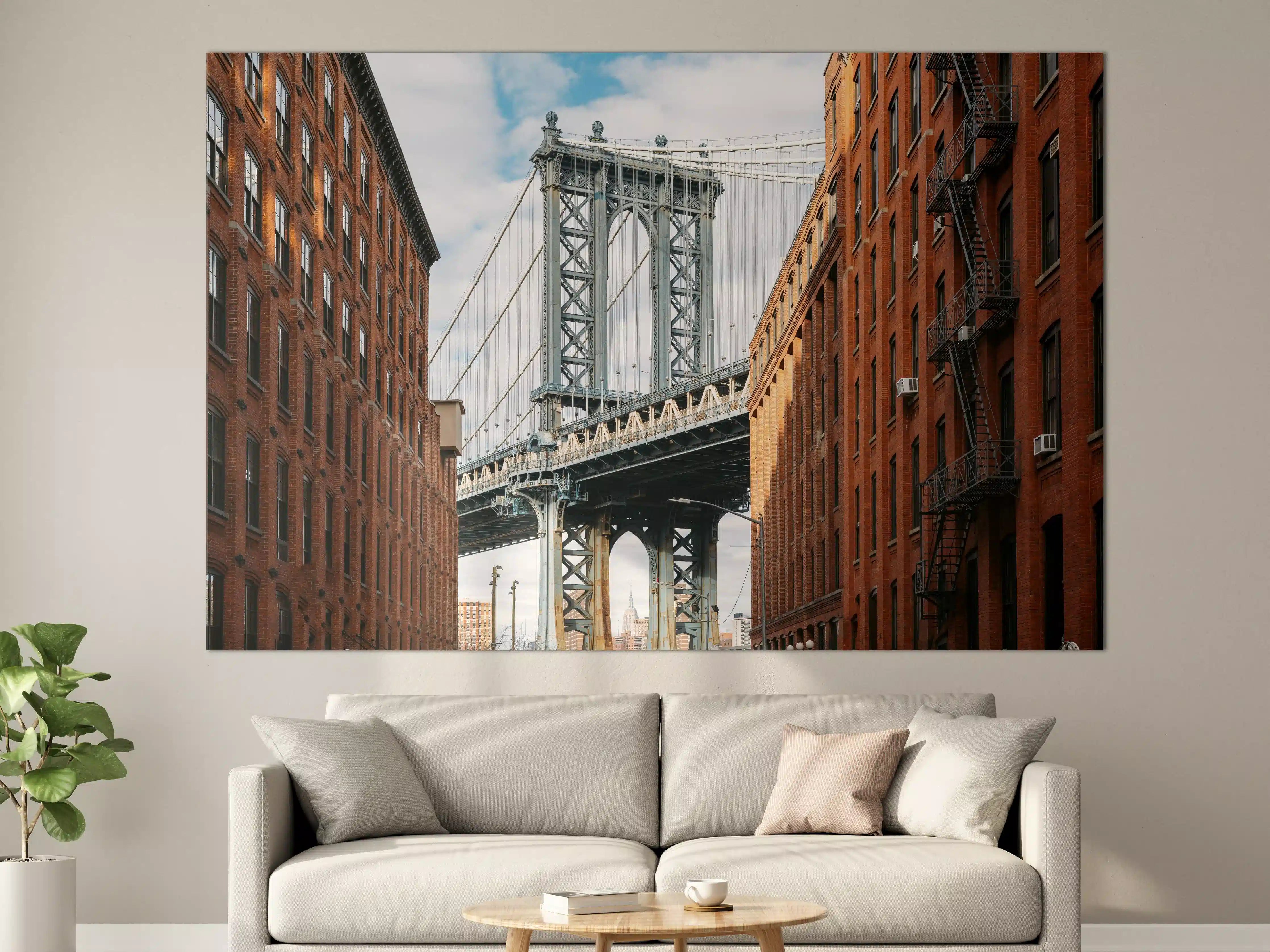 Große Wandbilder - Brooklyn Bridge zwischen roten Backsteinbauten